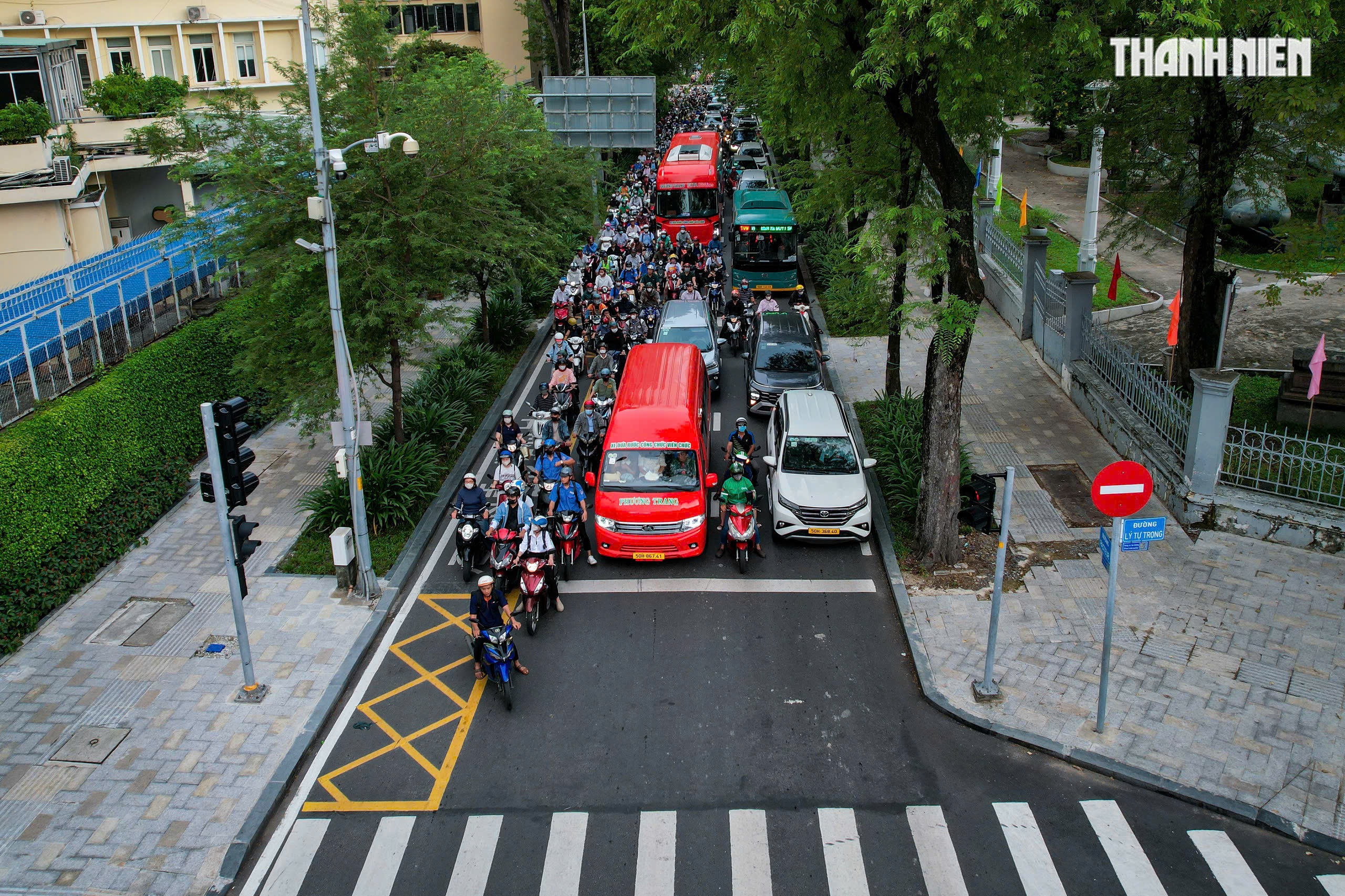 Cho rẽ phải khi đ&egrave;n đỏ nhưng kh&ocirc;ng được nhường đường: 'Chỗ đ&acirc;u m&agrave; nhường?' - Ảnh 2.