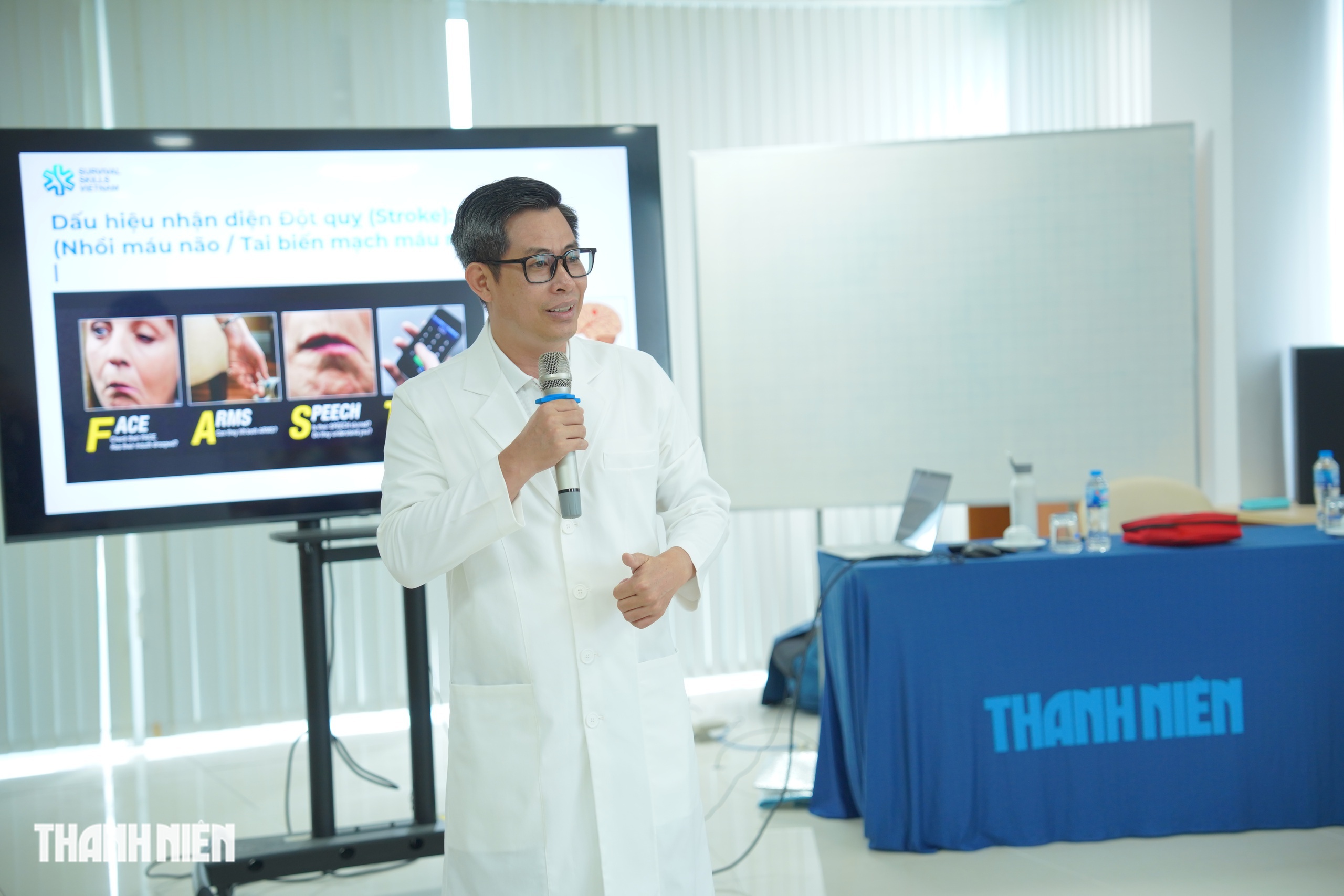 Đột quỵ, nhồi máu cơ tim, ngưng tim đột ngột khác nhau thế nào, cách sơ cấp cứu- Ảnh 7. Đột quỵ, nhồi máu cơ tim, ngưng tim đột ngột khác nhau thế nào, cách sơ cấp cứu- Ảnh 7.