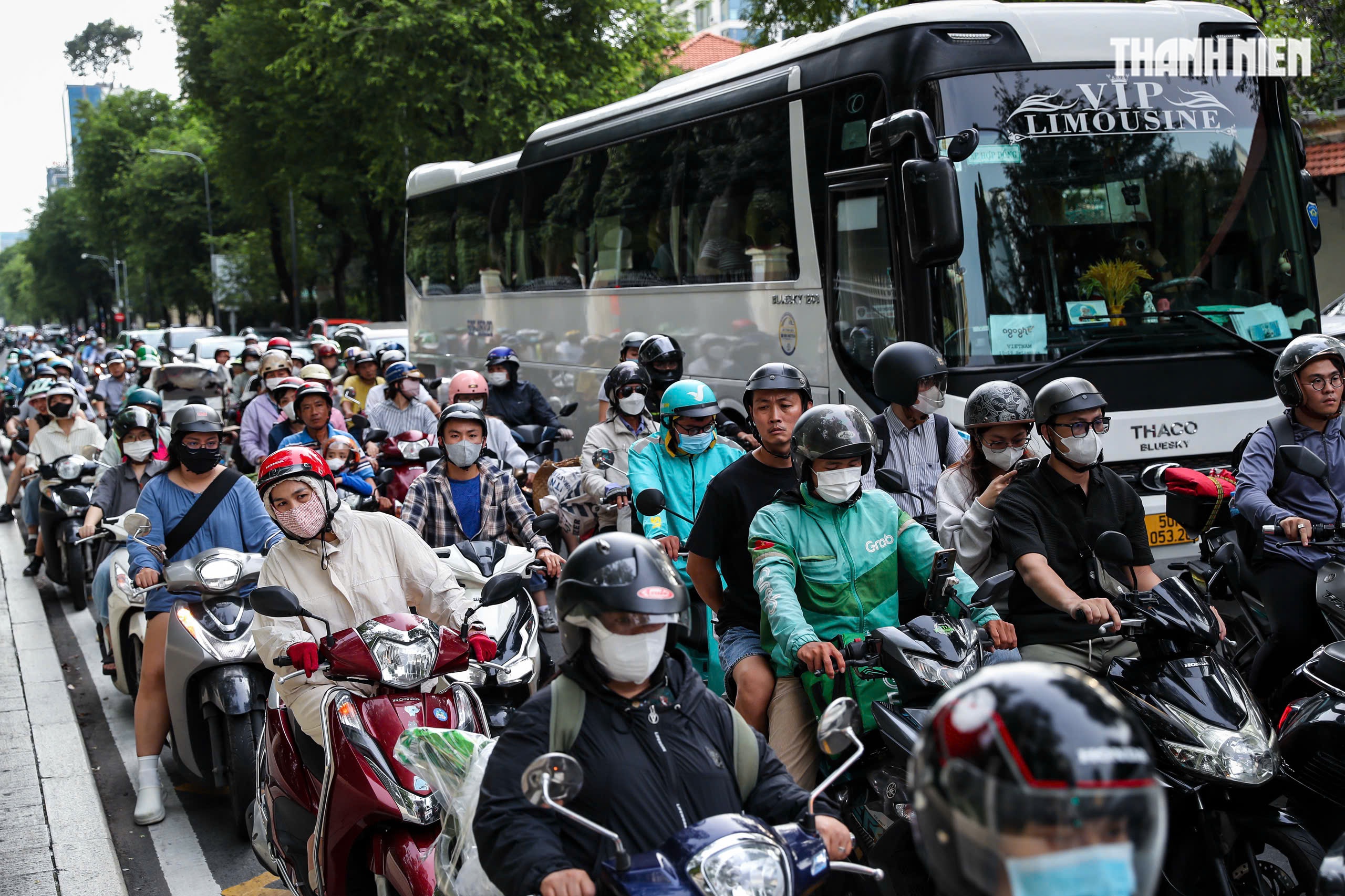 Cho rẽ phải khi đ&egrave;n đỏ nhưng kh&ocirc;ng được nhường đường: 'Chỗ đ&acirc;u m&agrave; nhường?' - Ảnh 4.