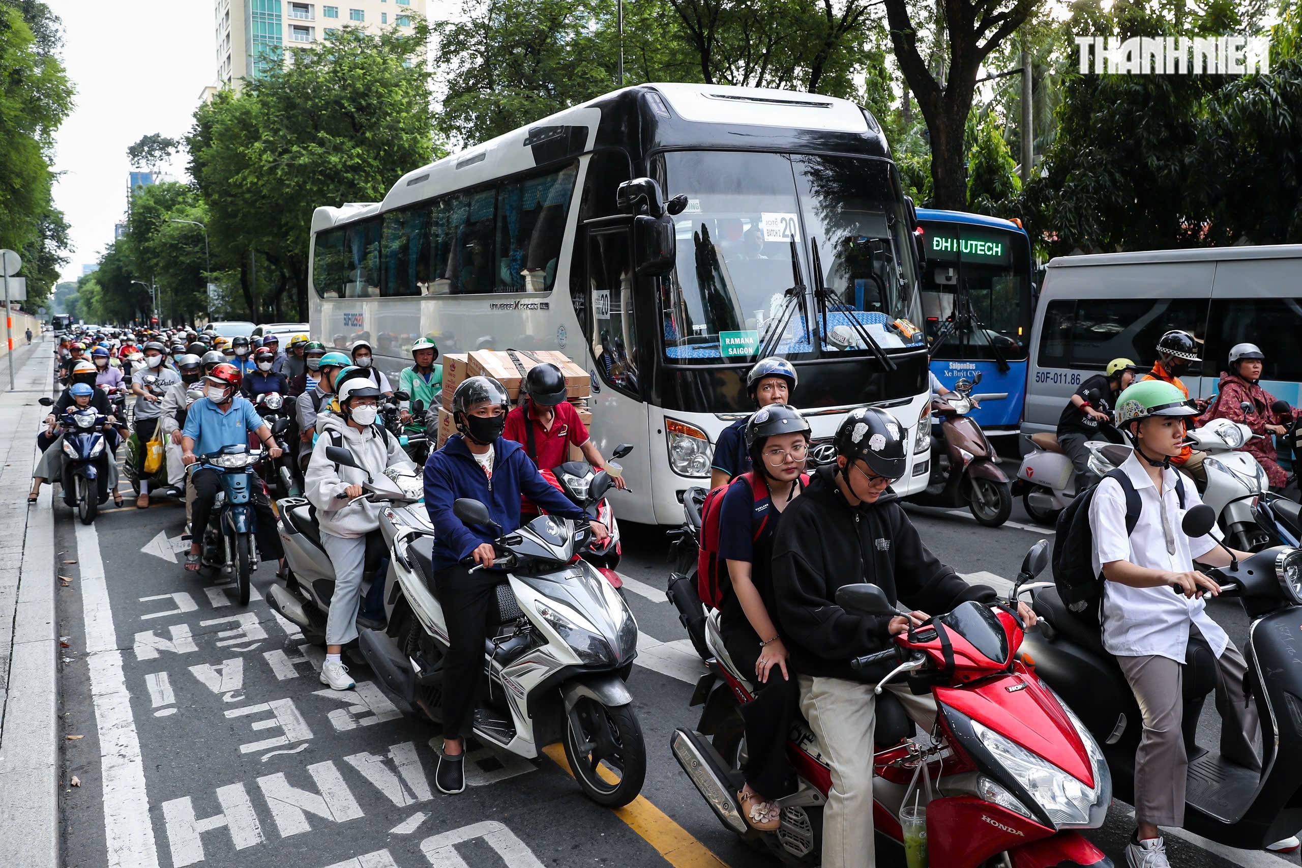 Cho rẽ phải khi đ&egrave;n đỏ nhưng kh&ocirc;ng được nhường đường: 'Chỗ đ&acirc;u m&agrave; nhường?' - Ảnh 5.