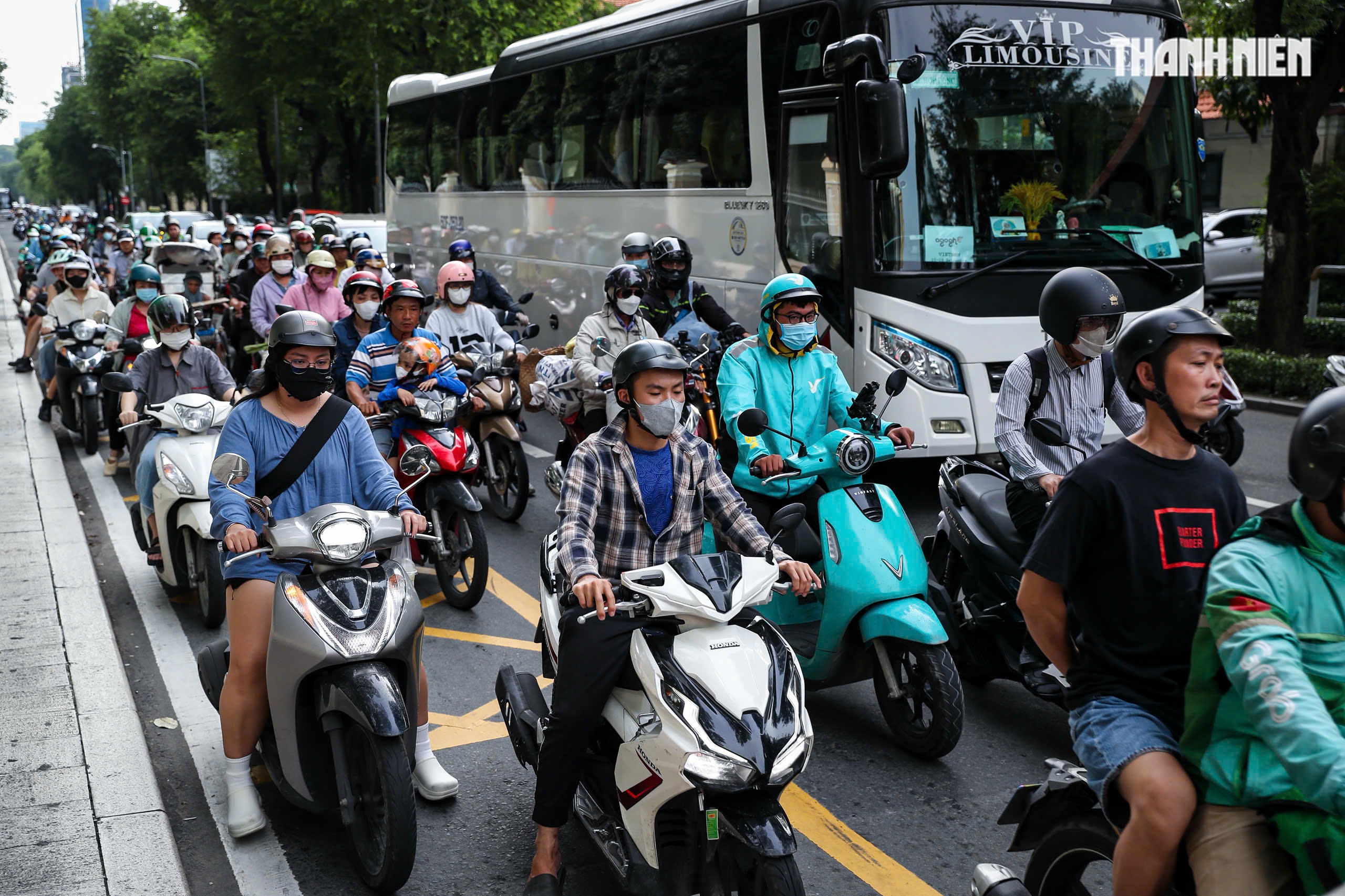 Cho rẽ phải khi đ&egrave;n đỏ nhưng kh&ocirc;ng được nhường đường: 'Chỗ đ&acirc;u m&agrave; nhường?' - Ảnh 1.