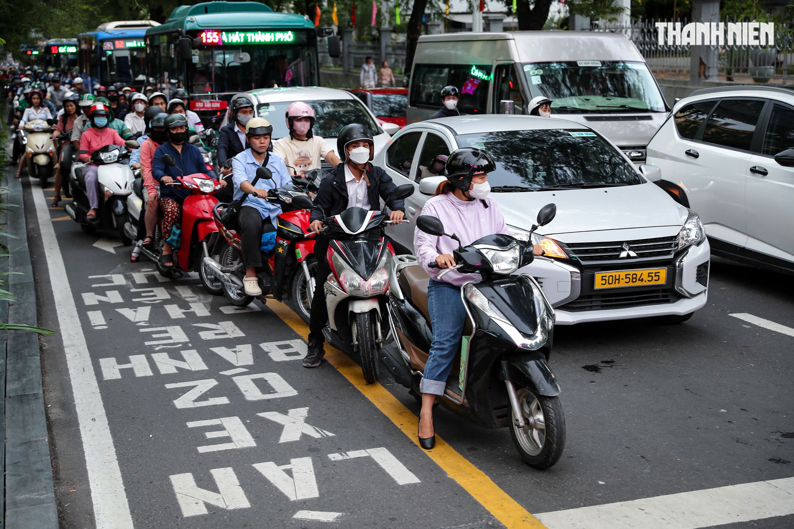 Cho rẽ phải khi đ&egrave;n đỏ nhưng kh&ocirc;ng được nhường đường: 'Chỗ đ&acirc;u m&agrave; nhường?' - Ảnh 3.