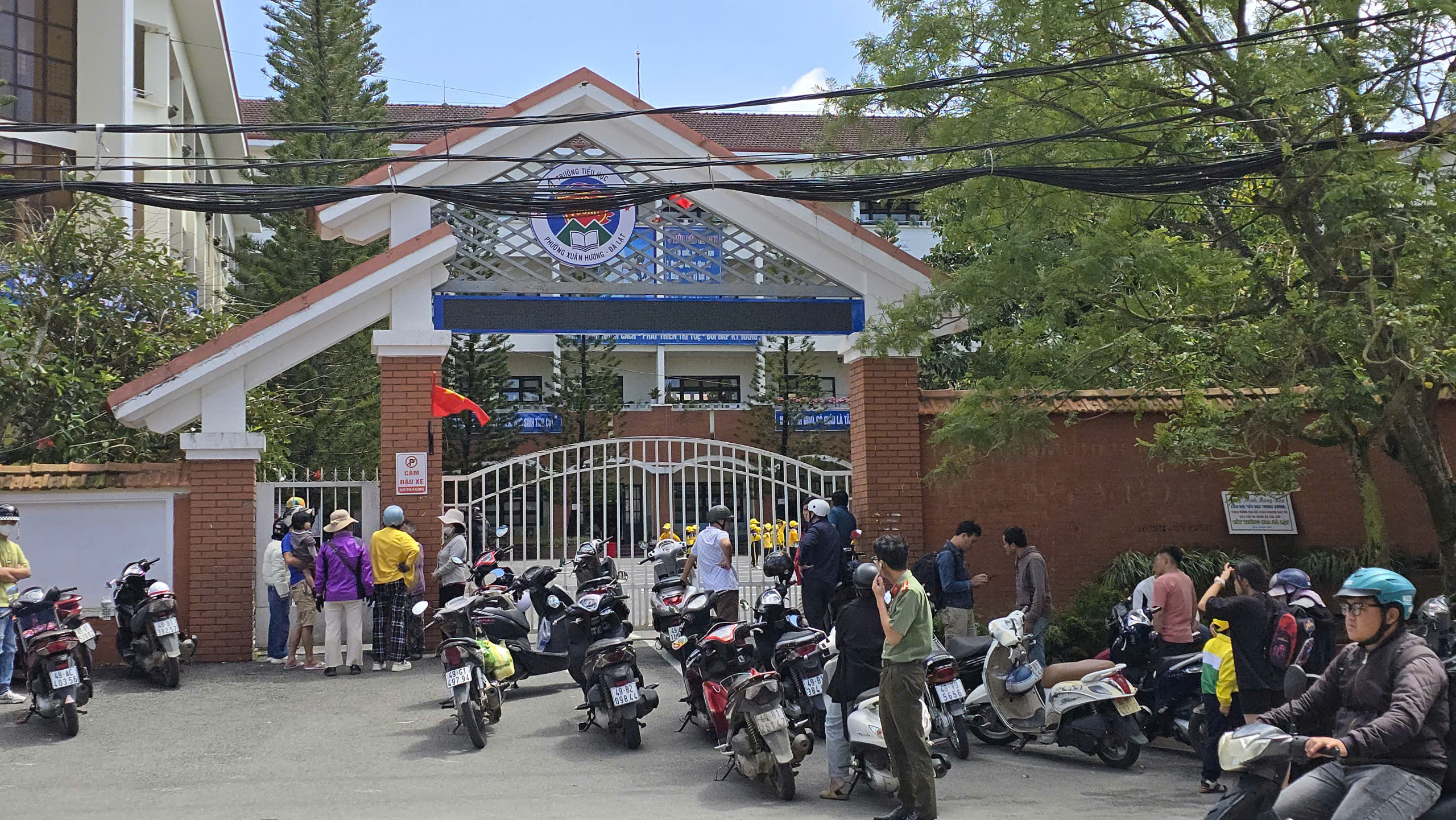 Mengaduk makanan kotor di dapur sekolah dasar di Distrik Xuan Huong - Dalat - Foto 1. Xôn xao thực phẩm bẩn vào bếp bán trú trường tiểu học ở P.Xuân Hương- Đà Lạt- Ảnh 1.