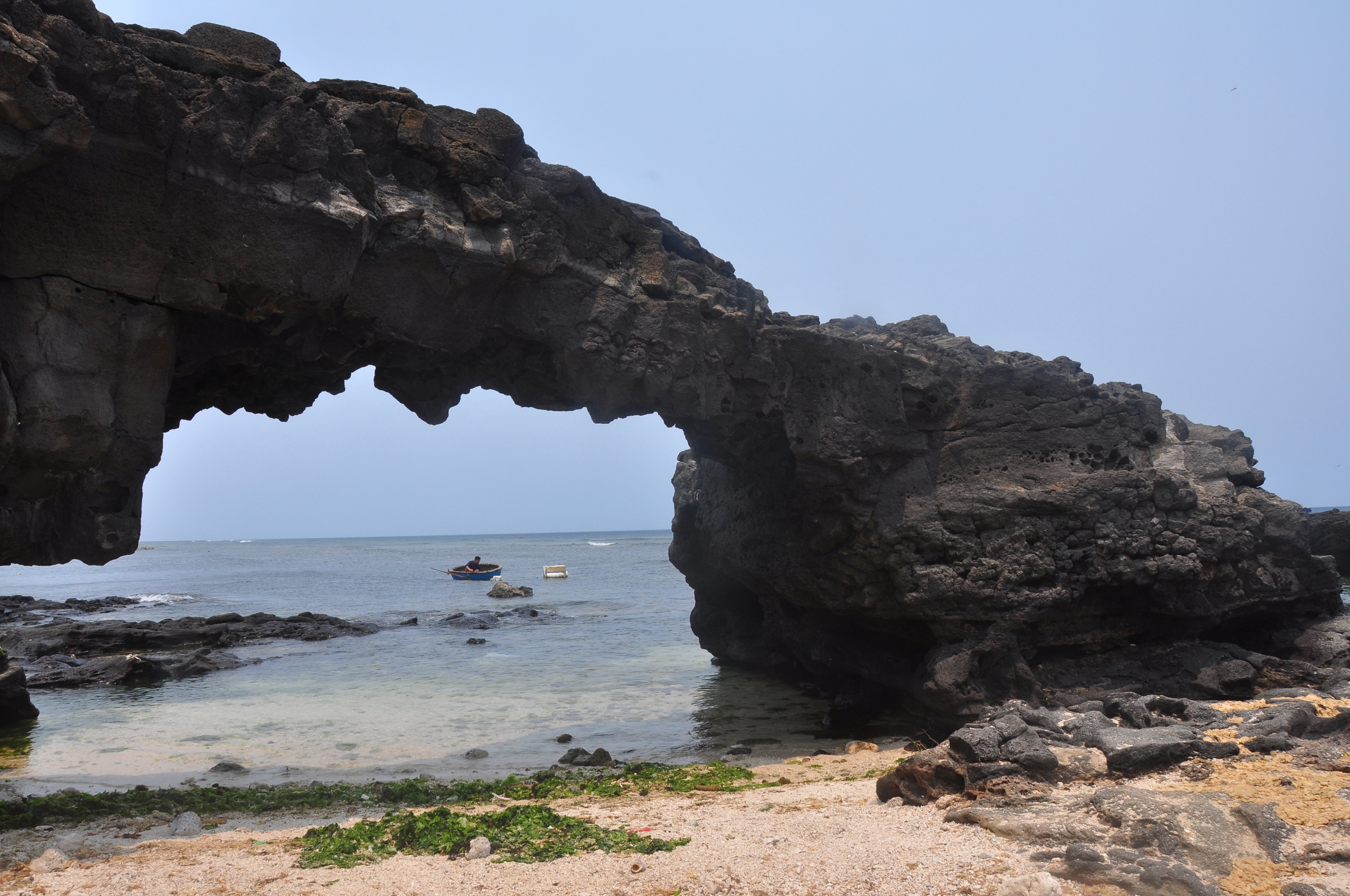 To Vo Gate - a stone masterpiece between the sea and sky of Ly Son - Photo 1. Cổng Tò Vò - kiệt tác bằng đá giữa biển và trời Lý Sơn- Ảnh 1.