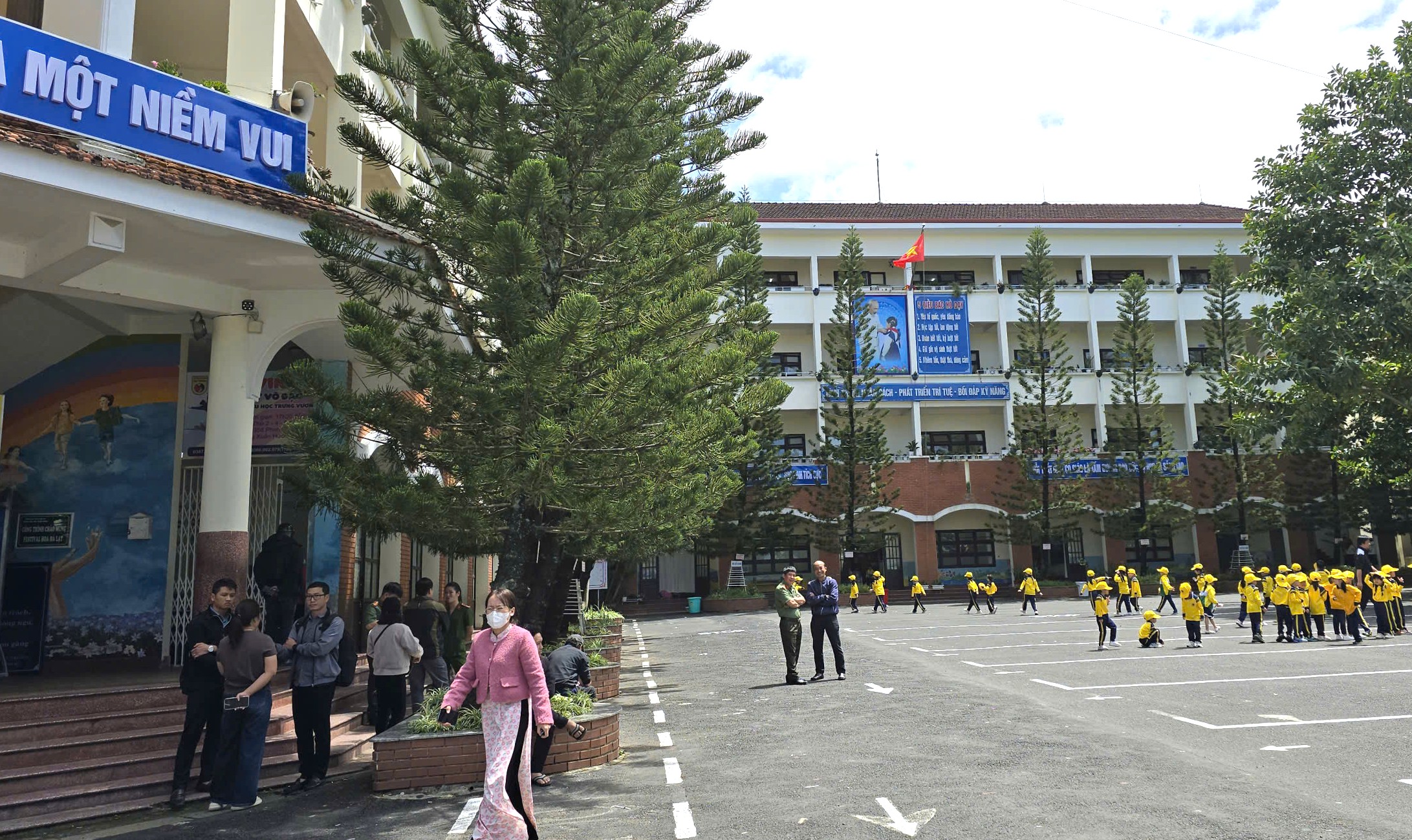 Mengaduk makanan kotor di dapur sekolah dasar di Distrik Xuan Huong - Dalat - Foto 9. Xôn xao thực phẩm bẩn vào bếp bán trú trường tiểu học ở P.Xuân Hương- Đà Lạt- Ảnh 9.