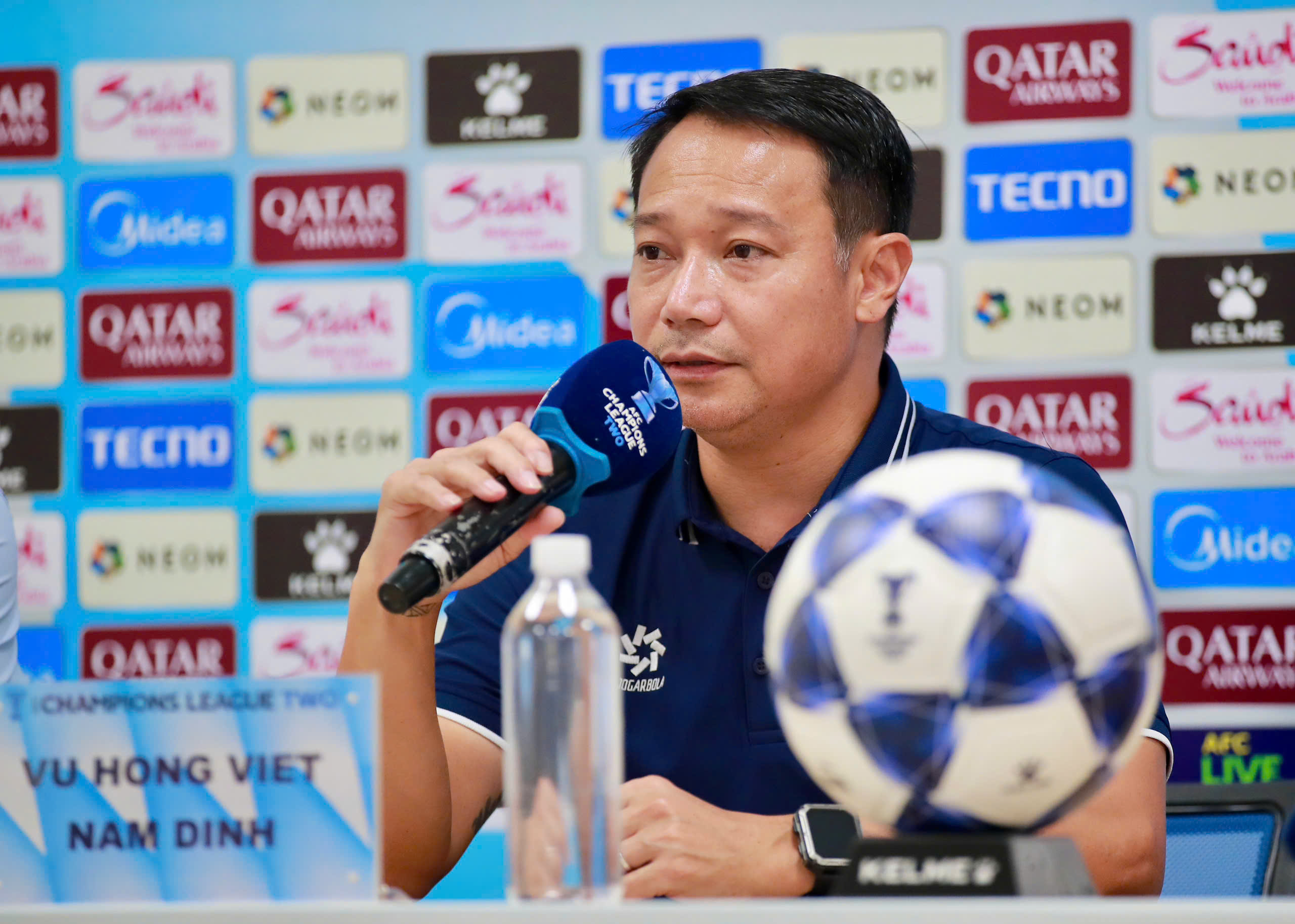 El entrenador Vu Hong Viet 'lee' a su oponente tailandés y revela la ambición del Club Nam Dinh - Foto 1. HLV Vũ Hồng Việt 'đọc vị' đối thủ Thái Lan, tiết lộ tham vọng CLB Nam Định- Ảnh 1.