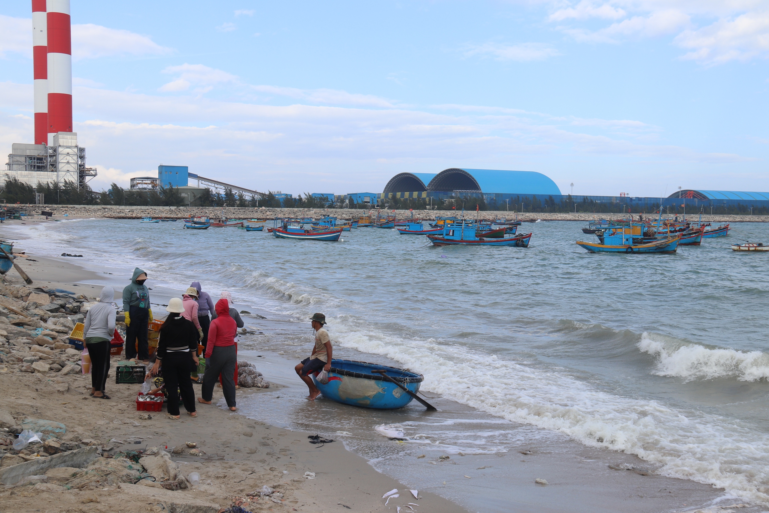 Quốc hội giám sát tại TTĐL Vĩnh Tân: Kiến nghị di dời hơn 400 hộ dân- Ảnh 1.
