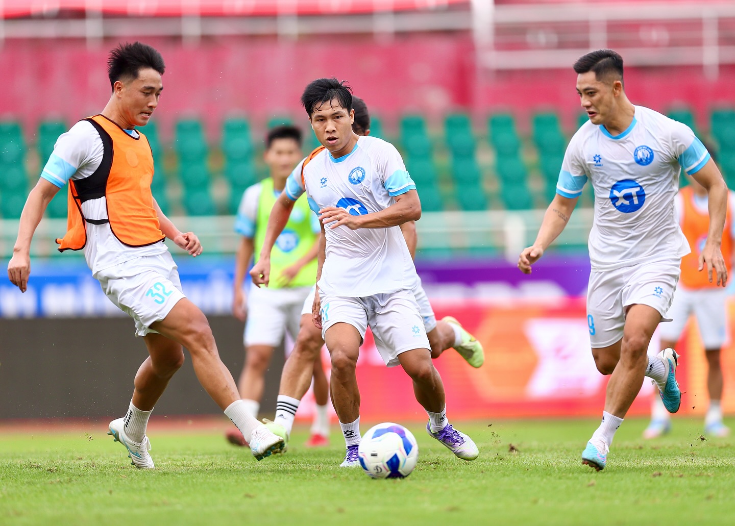 ក្លឹប Nam Dinh នាំយក 11 'Westerners' ទៅលេងក្នុង C2 Asian Cup: កំណត់ដើម្បីយកឈ្នះក្រុមកំពូលទាំង 4 នៅប្រទេសថៃ - រូបថត 1 ។ CLB Nam Định mang 11 'ông Tây' đá Cúp C2 châu Á: Quyết thắng đội tốp 4 Thái Lan- Ảnh 1.