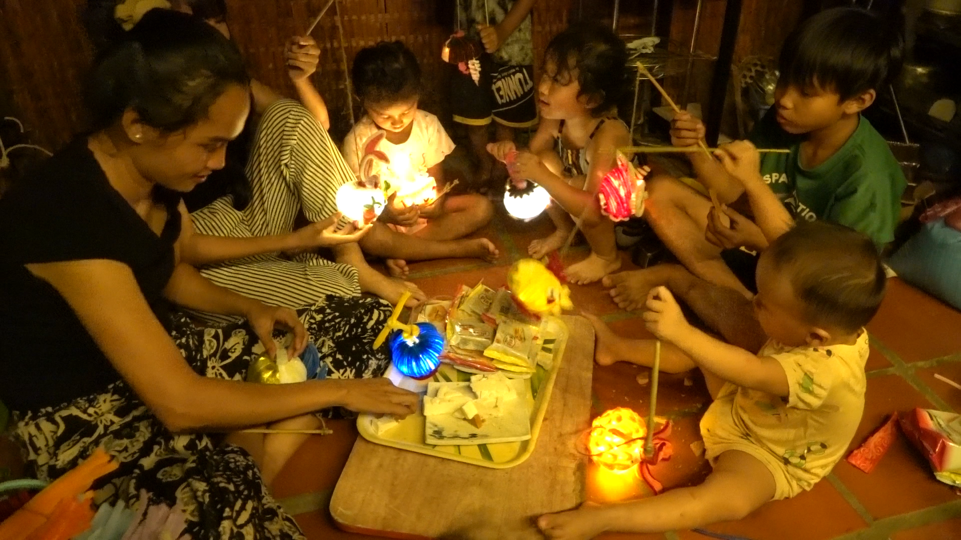 Người mẹ trẻ Cần Thơ tái hiện Trung thu…