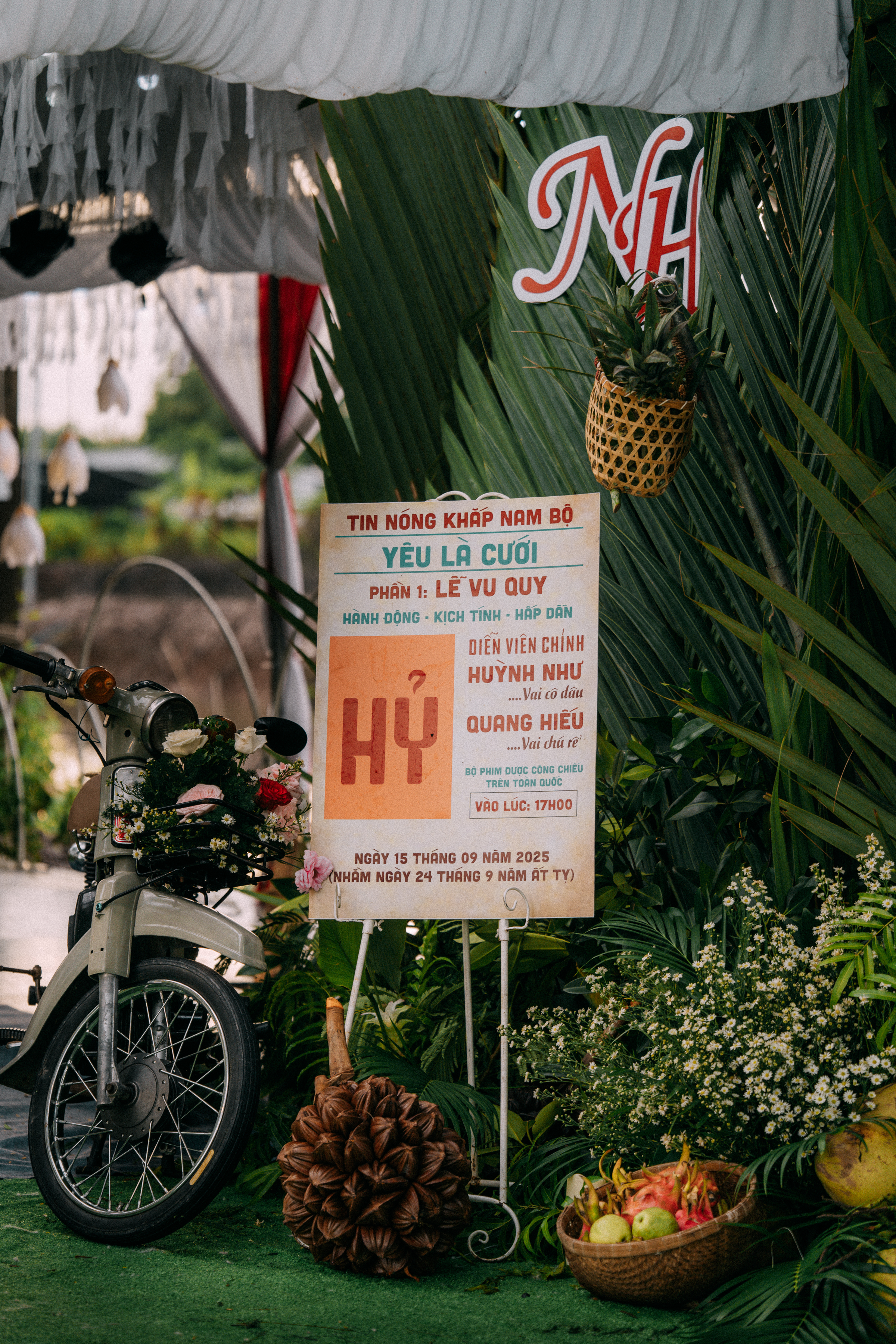  Hồ Quang Hiếu l&aacute;i xe m&aacute;y rước c&ocirc; d&acirc;u cao 1m8 - Ảnh 3.