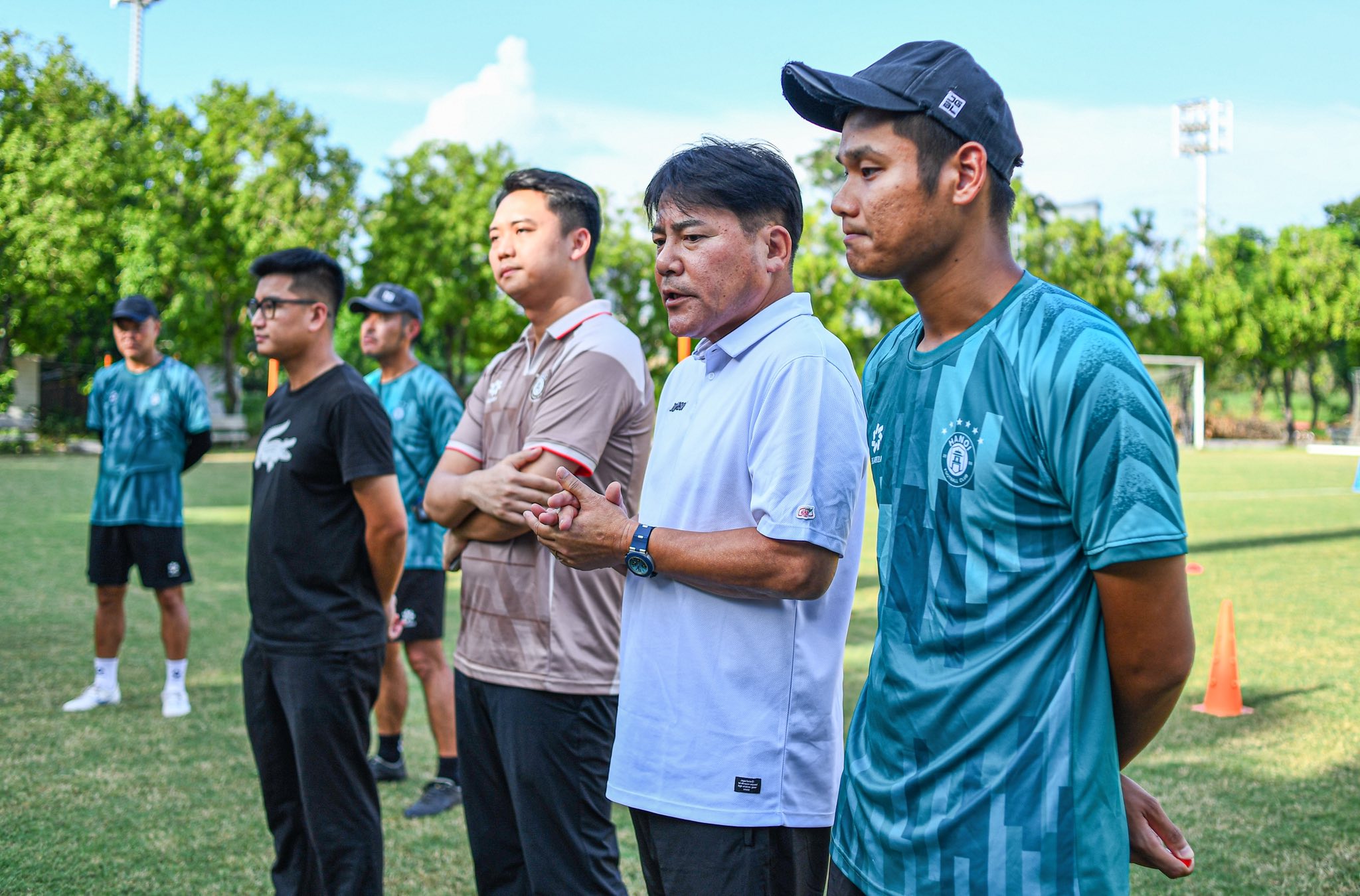 Thầy Nhật nói lời gan ruột chia tay CLB Hà Nội: 'Nếu các cậu muốn đến J-League...' - Ảnh 1.