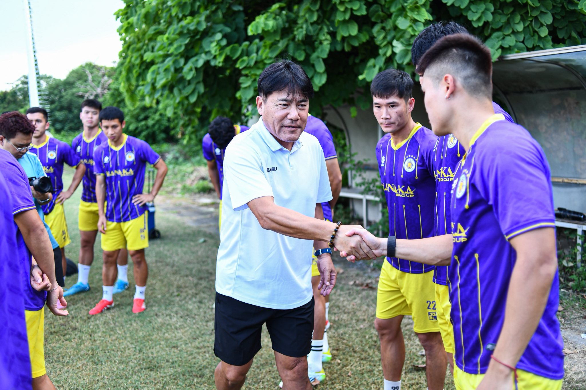 Thầy Nhật nói lời gan ruột chia tay CLB Hà Nội: 'Nếu các cậu muốn đến J-League...' - Ảnh 3.