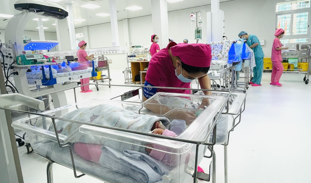 Sở Y tế TP.HCM yêu cầu đảm bảo an toàn cho trẻ em từ phút đầu đời - Ảnh 1.