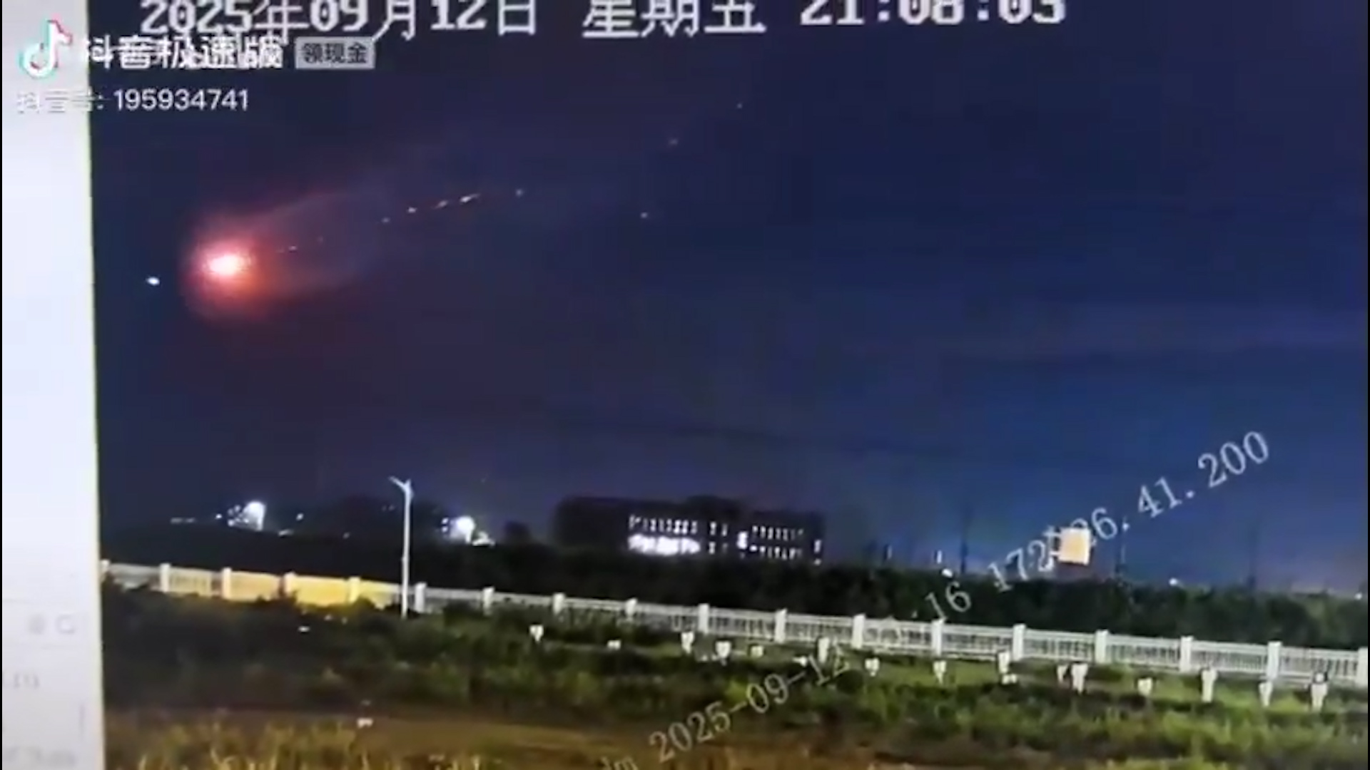 Thiên thạch hay đánh chặn UFO? Bí ẩn vụ…