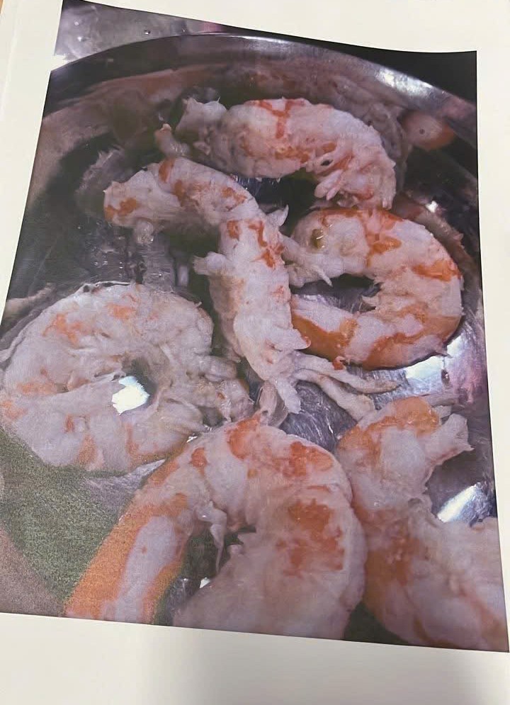 Mengaduk makanan kotor di dapur sekolah dasar di Distrik Xuan Huong - Dalat - Foto 3. Xôn xao thực phẩm bẩn vào bếp bán trú trường tiểu học ở P.Xuân Hương- Đà Lạt- Ảnh 3.