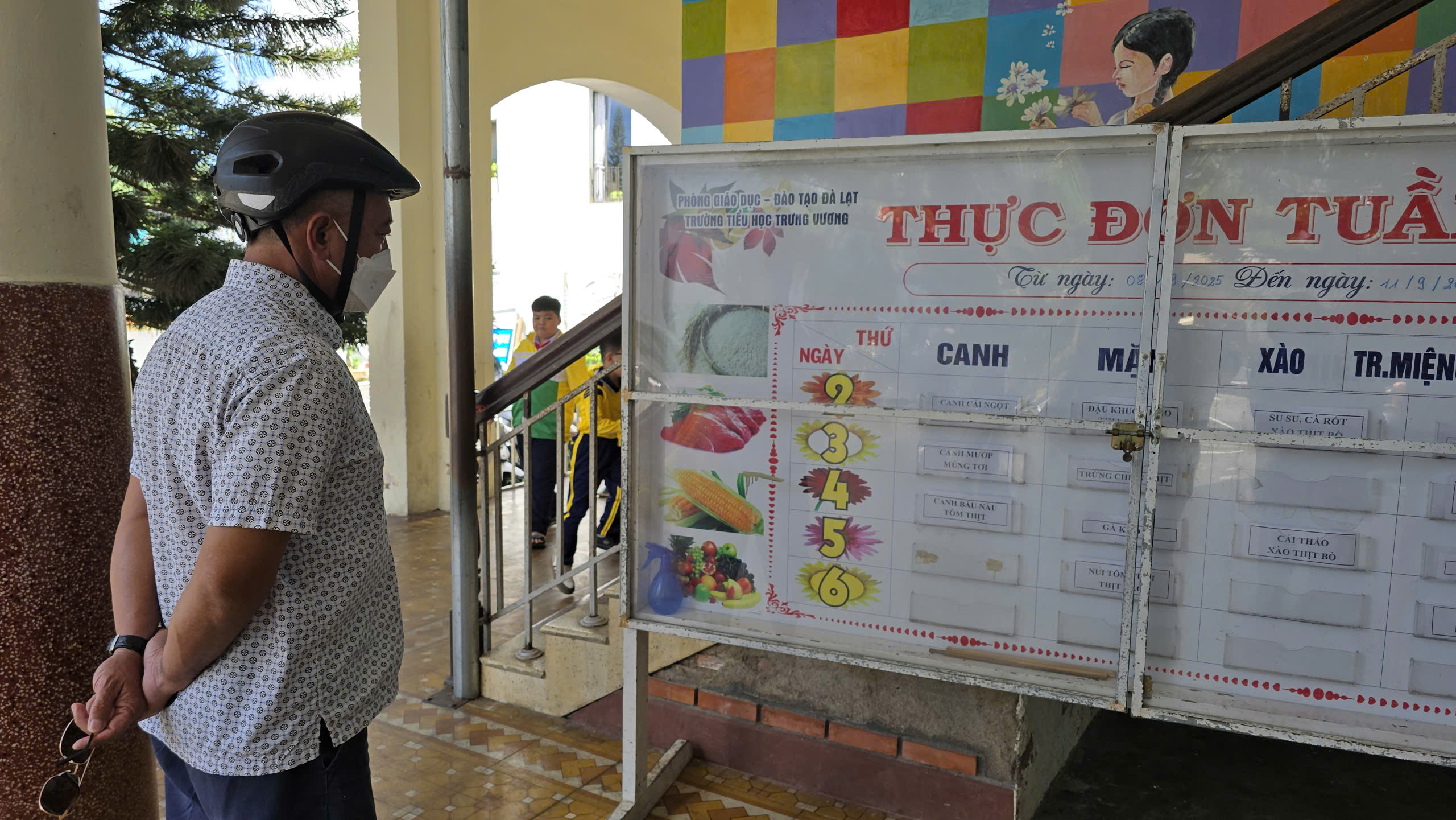 Mengaduk makanan kotor di dapur sekolah dasar di Distrik Xuan Huong - Dalat - Foto 8. Xôn xao thực phẩm bẩn vào bếp bán trú trường tiểu học ở P.Xuân Hương- Đà Lạt- Ảnh 8.