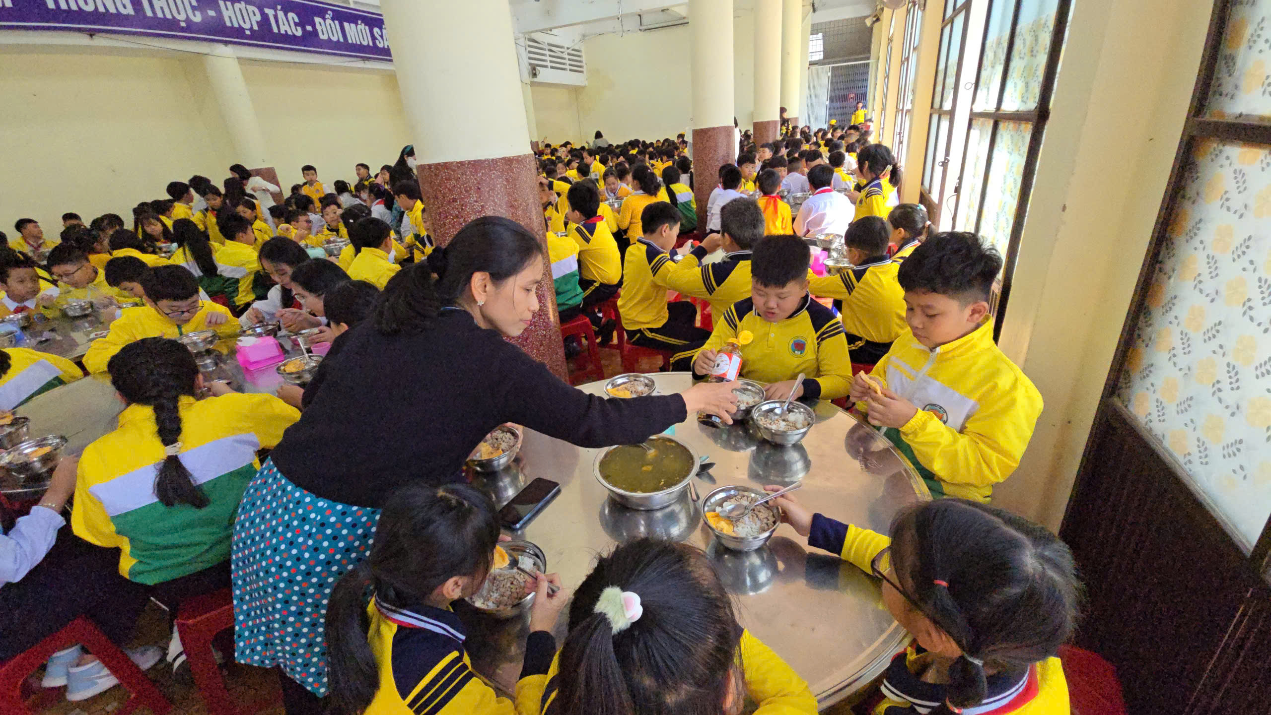 Mengaduk makanan kotor di dapur sekolah dasar di Distrik Xuan Huong - Dalat - Foto 6. Xôn xao thực phẩm bẩn vào bếp bán trú trường tiểu học ở P.Xuân Hương- Đà Lạt- Ảnh 6.
