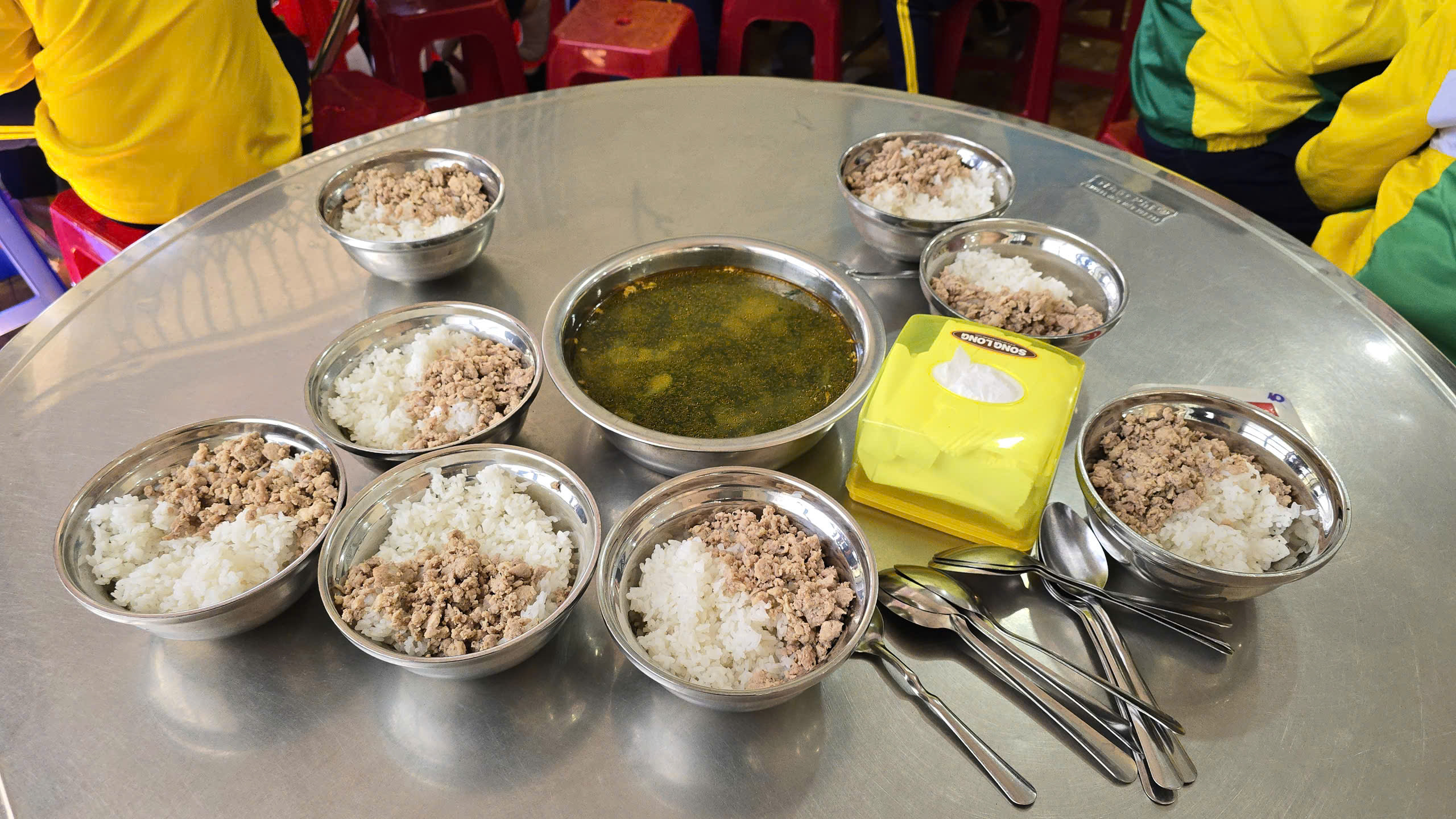Mengaduk makanan kotor di dapur sekolah dasar di Distrik Xuan Huong - Dalat - Foto 7. Xôn xao thực phẩm bẩn vào bếp bán trú trường tiểu học ở P.Xuân Hương- Đà Lạt- Ảnh 7.