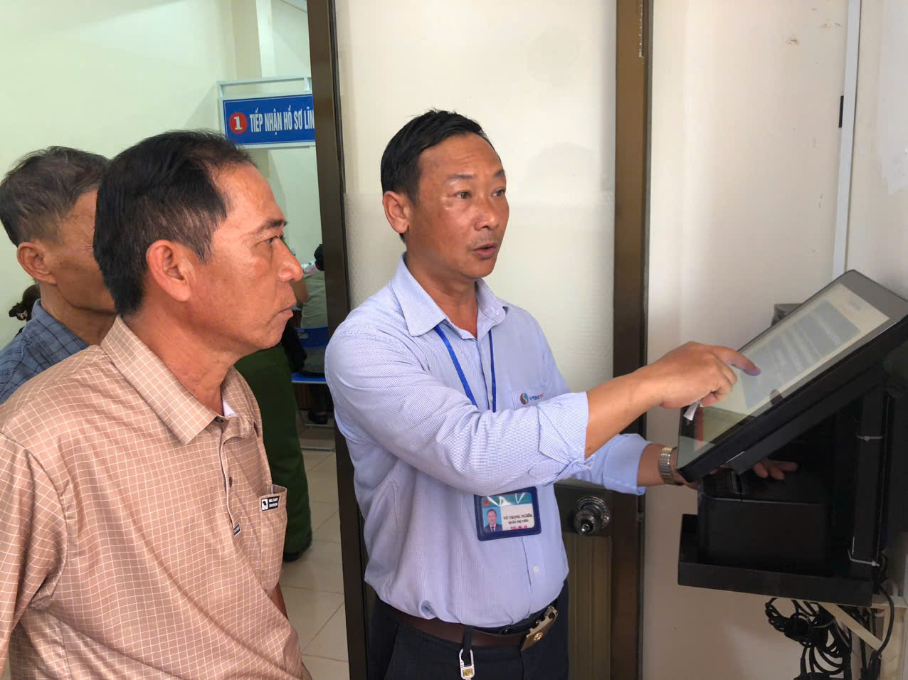 Chi nhánh VP đăng ký đất đai cử cán bộ bấm số để tránh "cò" giấy tờ - Ảnh 2.