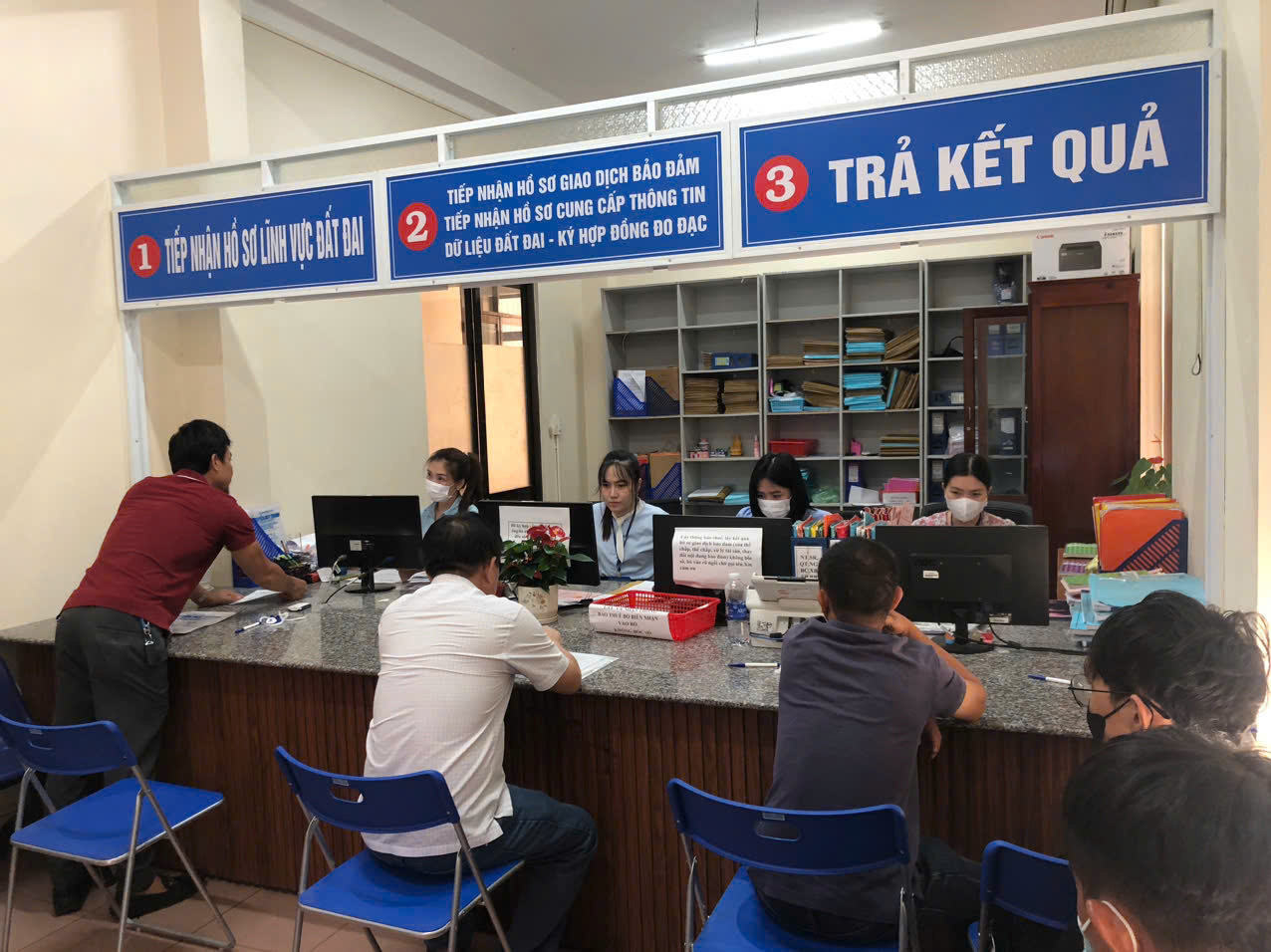 Chi nhánh VP đăng ký đất đai cử cán bộ bấm số để tránh "cò" giấy tờ - Ảnh 1.