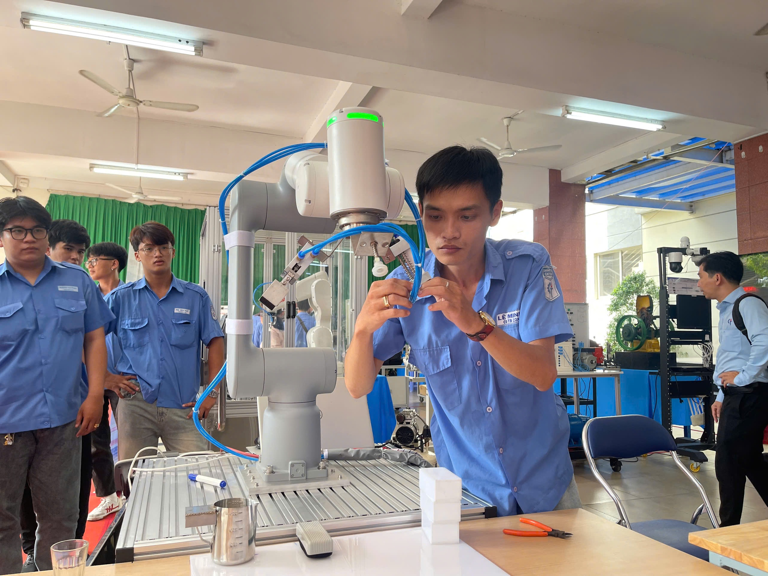 Doanh nghiệp ‘đặt hàng’ đào tạo: Sinh viên CĐ ra trường có việc ngay! - Ảnh 1.