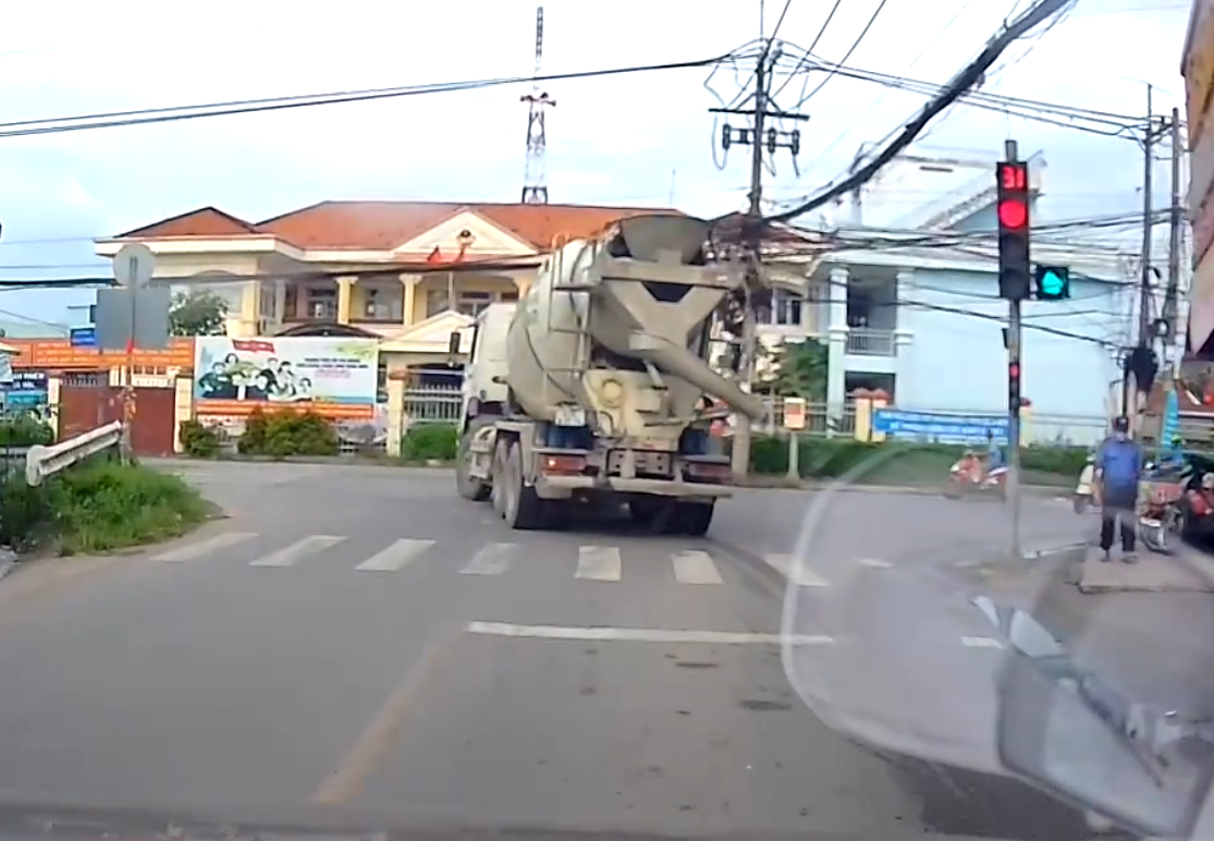 Xe bồn trộn bê tông vượt đèn đỏ gây bức xúc tại giao lộ ở TP.HCM- Ảnh 1.