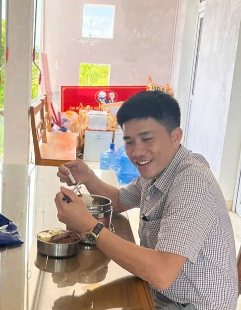 Công chức xã đùm cơm đi làm: 'Nói vui đây là nền kinh tế chia sẻ'- Ảnh 4. Công chức xã đùm cơm đi làm: 'Nói vui đây là nền kinh tế chia sẻ'- Ảnh 4.