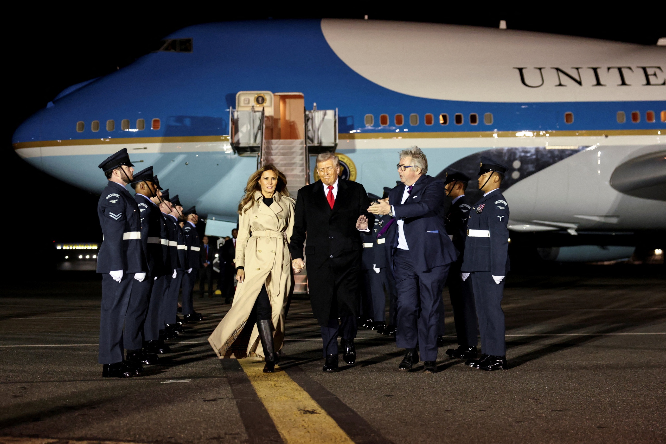 Tổng thống Trump tới London, …