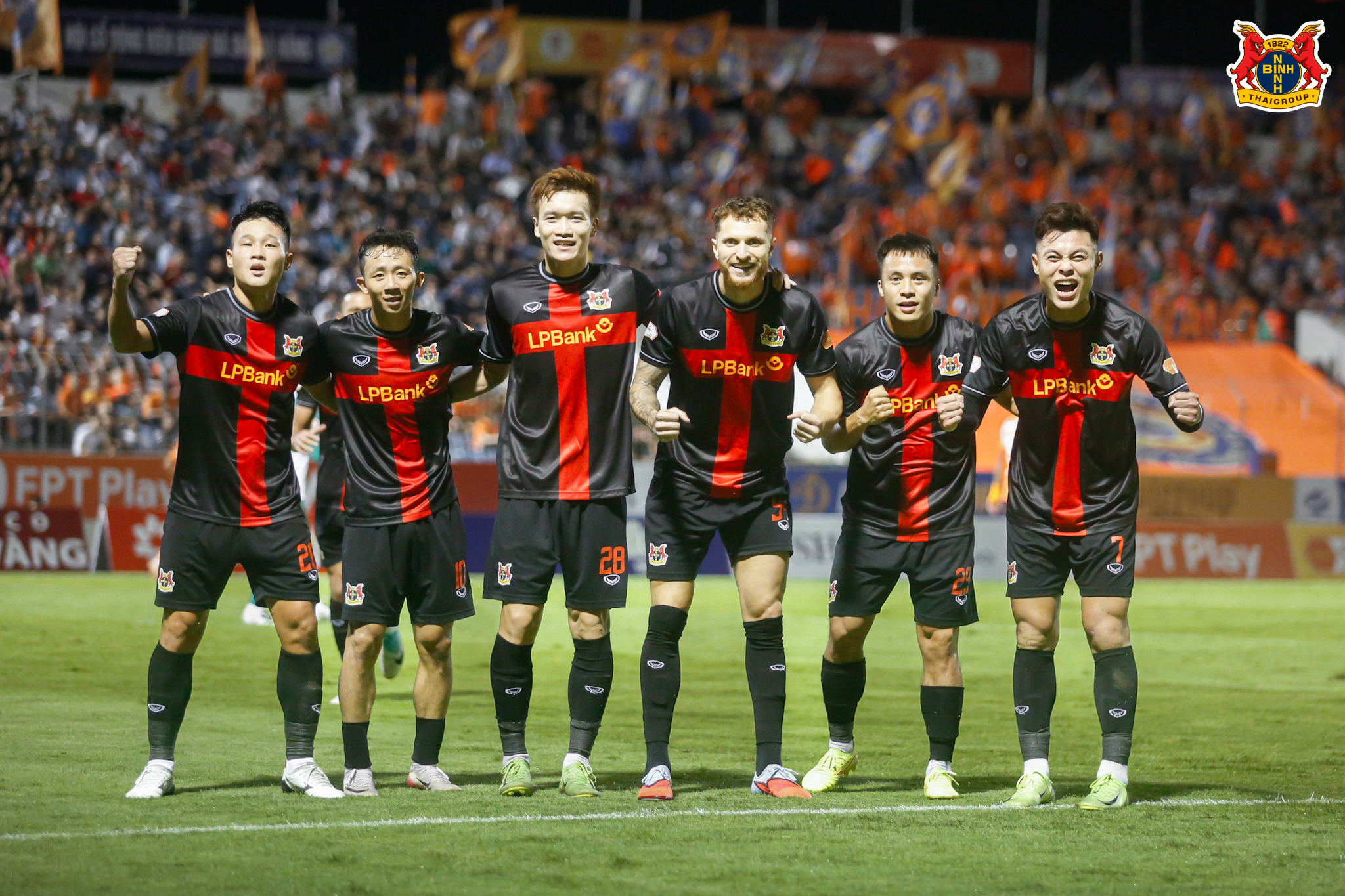 ចំណាត់ថ្នាក់ V-League ចុងក្រោយ៖ អ្នកចំណូលថ្មីដណ្តើមតំណែងកំពូលវិញ HAGL ធ្លាក់ដល់បាត? - រូបថត ១. Bảng xếp hạng V-League mới nhất: Tân binh đòi lại ngôi đầu, HAGL xuống đáy?- Ảnh 1.