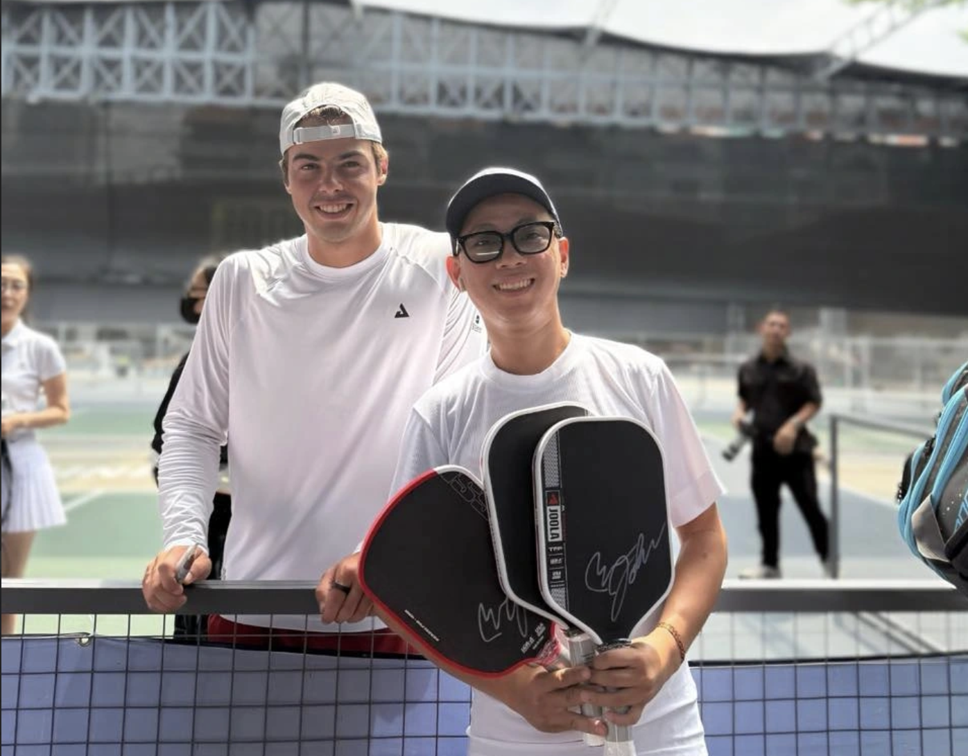 អ្នកគាំទ្រវៀតណាមមានឱកាសជួបជាមួយនឹងវីរបុរសបាល់ទាត់ Ben Johns ផ្ទាល់ - រូបថត ១. Người hâm mộ Việt Nam có cơ hội gặp trực tiếp huyền thoại pickleball Ben Johns- Ảnh 1.