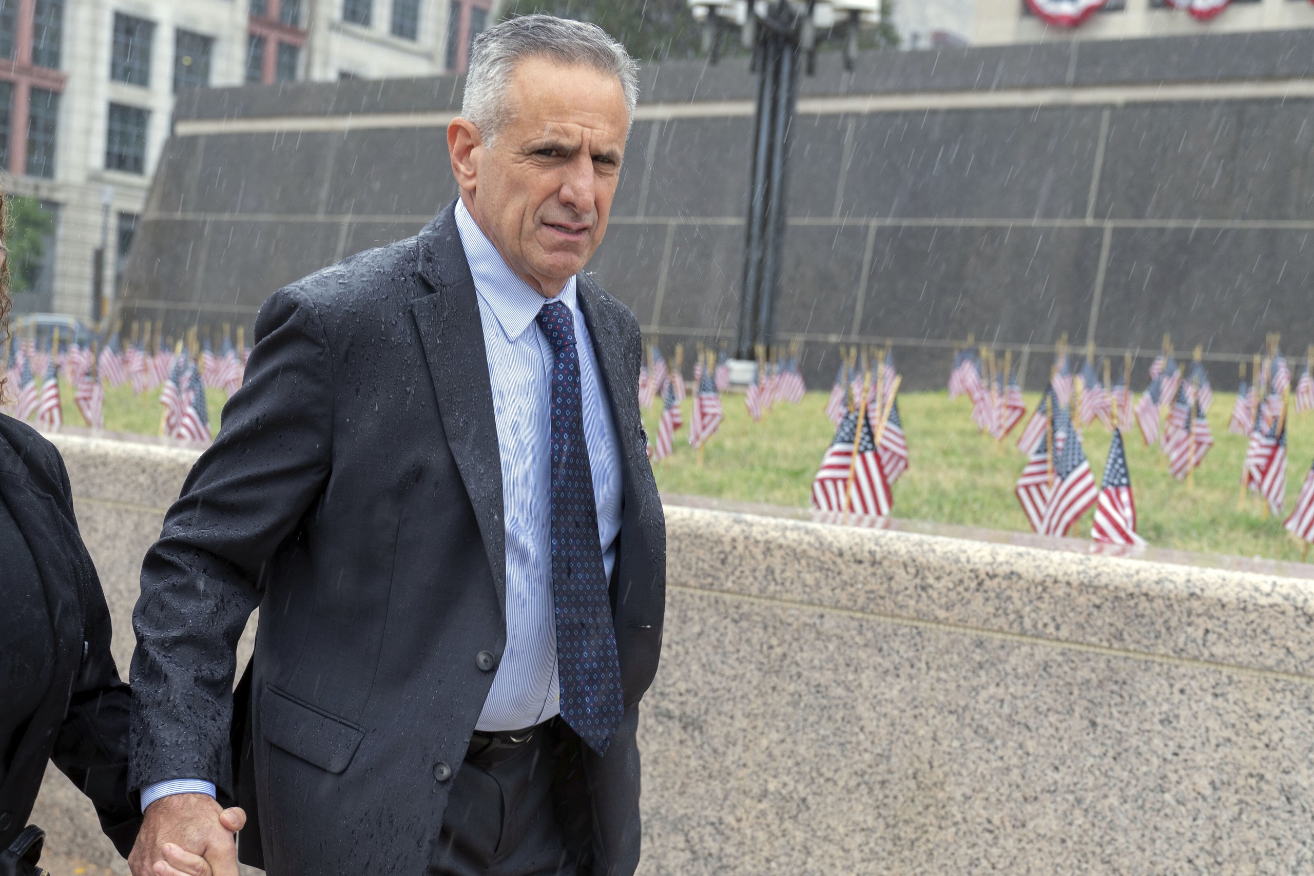 Đô đốc Hải quân Mỹ Robert Burke lãnh án 6 năm tù vì nhận hối lộ - Ảnh 1.