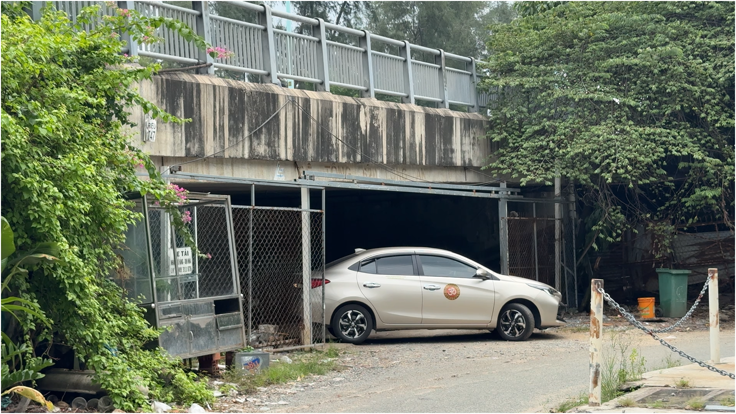 Khi gầm cầu trở thành bãi giữ…