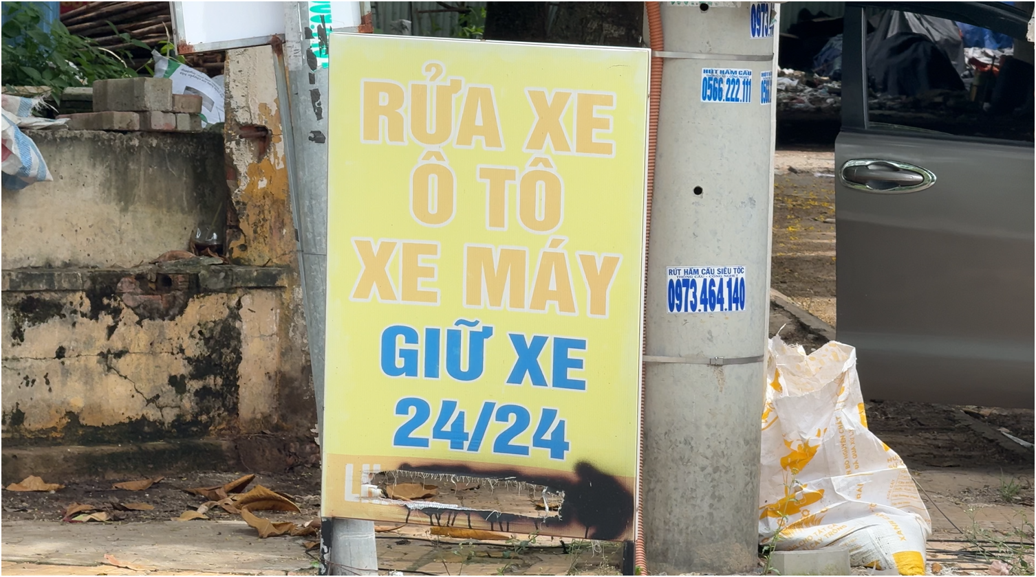 Khi gầm cầu trở thành bãi giữ xe, người dân TP.HCM nơm nớp ‘lo cháy nổ’ - Ảnh 2.