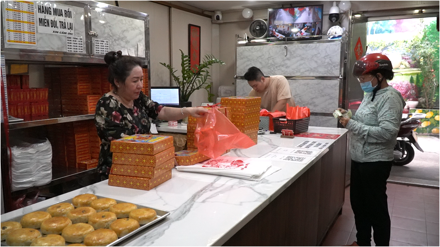 Tiệm bánh người Hoa tại TP.HCM: mỗi mùa Trung thu bán sạch trong ngày - Ảnh 2.