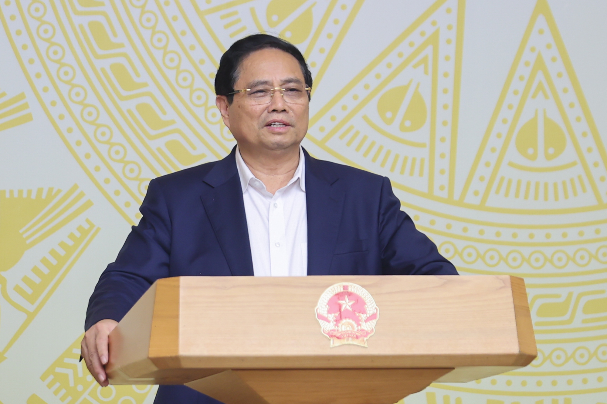 Thủ tướng phê bình các bộ ngành, địa phương giải ngân đầu tư công thấp- Ảnh 1.
