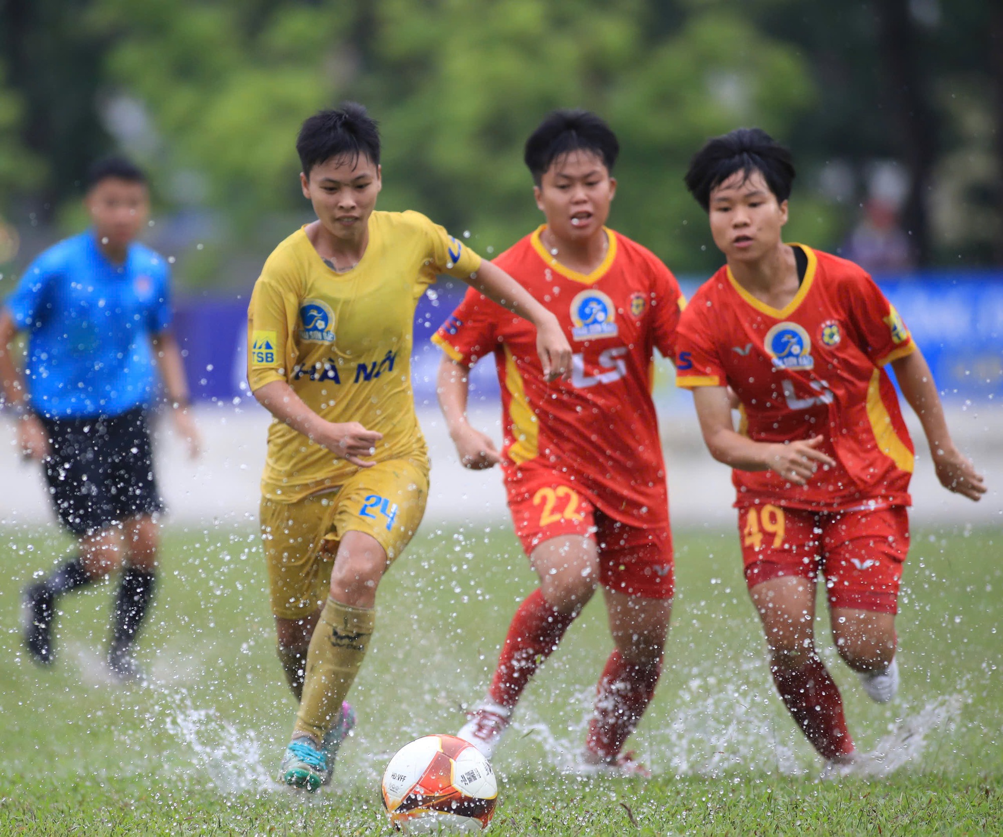 Hai Yen scored in the naval battle, Hanoi temporarily took the top spot from the defending champion - Photo 2. Hải Yến ghi bàn trong trận thủy chiến, Hà Nội tạm chiếm ngôi đầu của nhà ĐKVĐ - Ảnh 2.