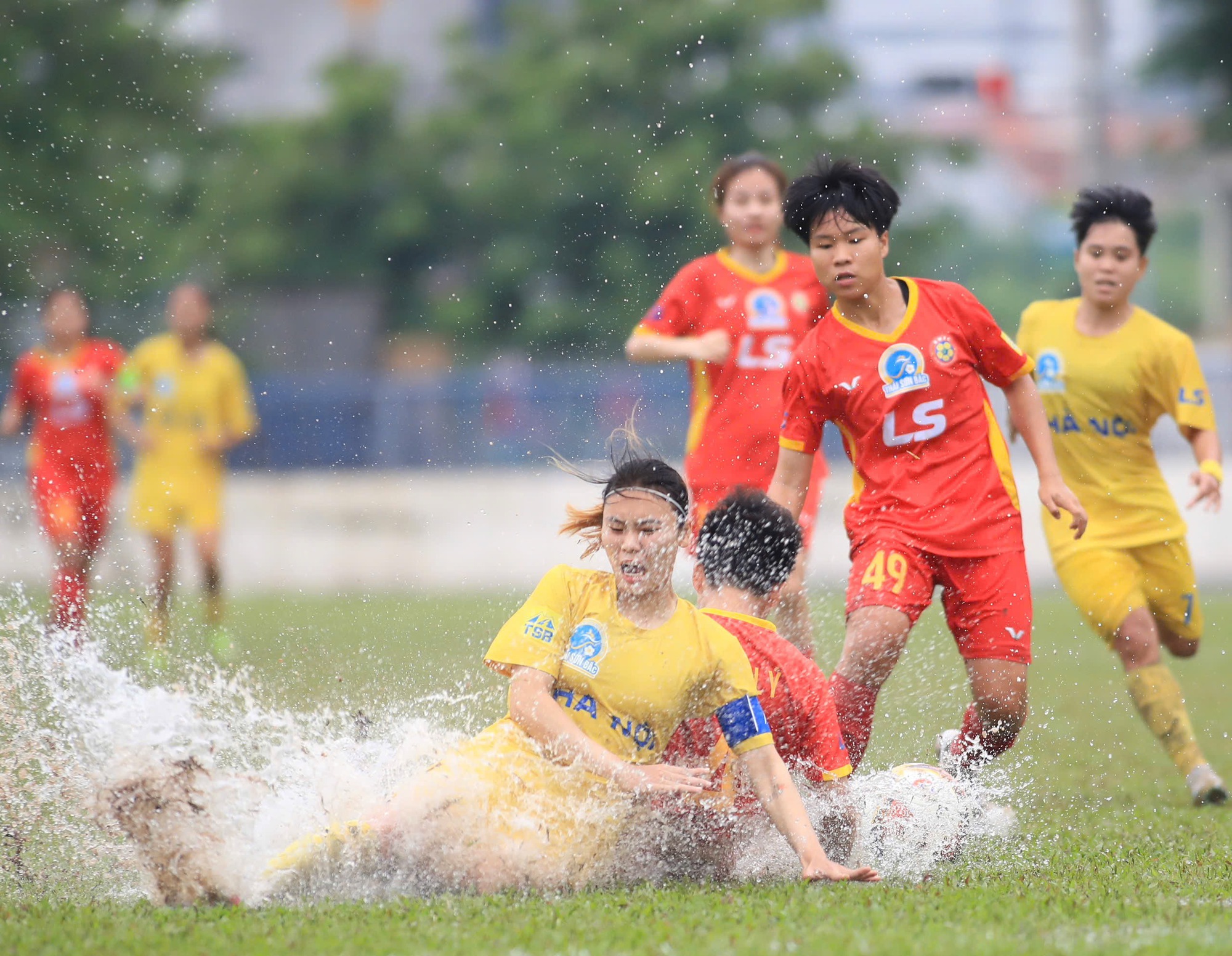 Hai Yen scored in the naval battle, Hanoi temporarily took the top spot from the defending champion - Photo 1. Hải Yến ghi bàn trong trận thủy chiến, Hà Nội tạm chiếm ngôi đầu của nhà ĐKVĐ - Ảnh 1.