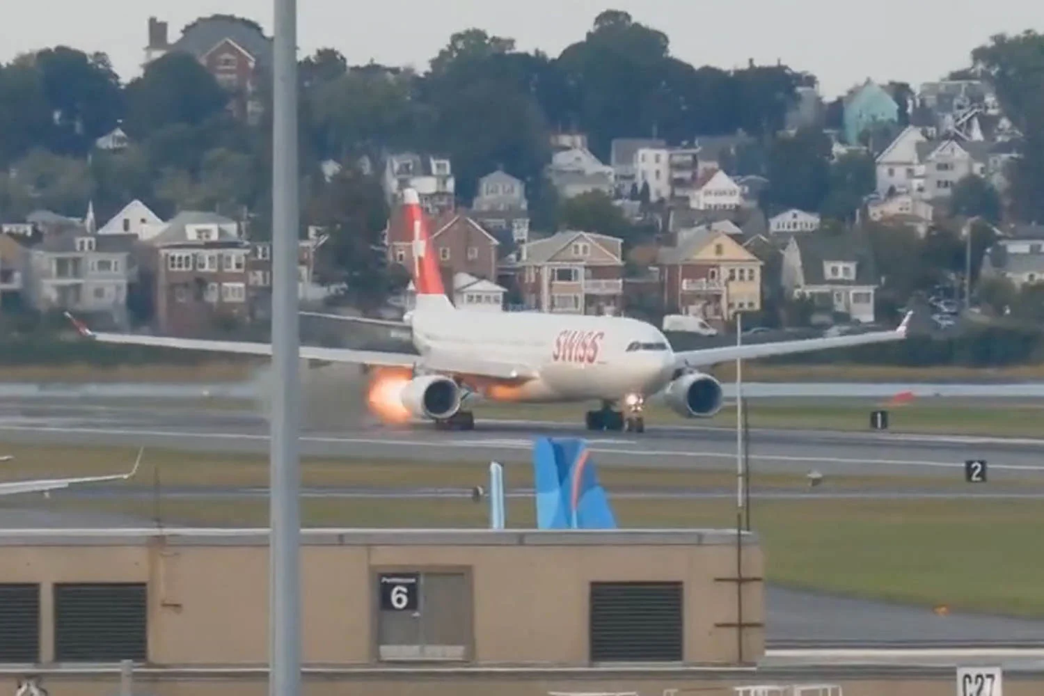 Máy bay chở khách cháy động cơ khi sắp cất cánh- Ảnh 1.