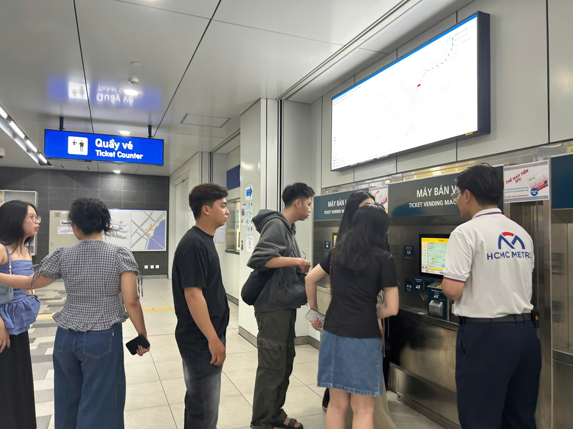Metro ngưng bán vé giấy: Người hào hứng vì không còn chờ lâu như trước- Ảnh 8.