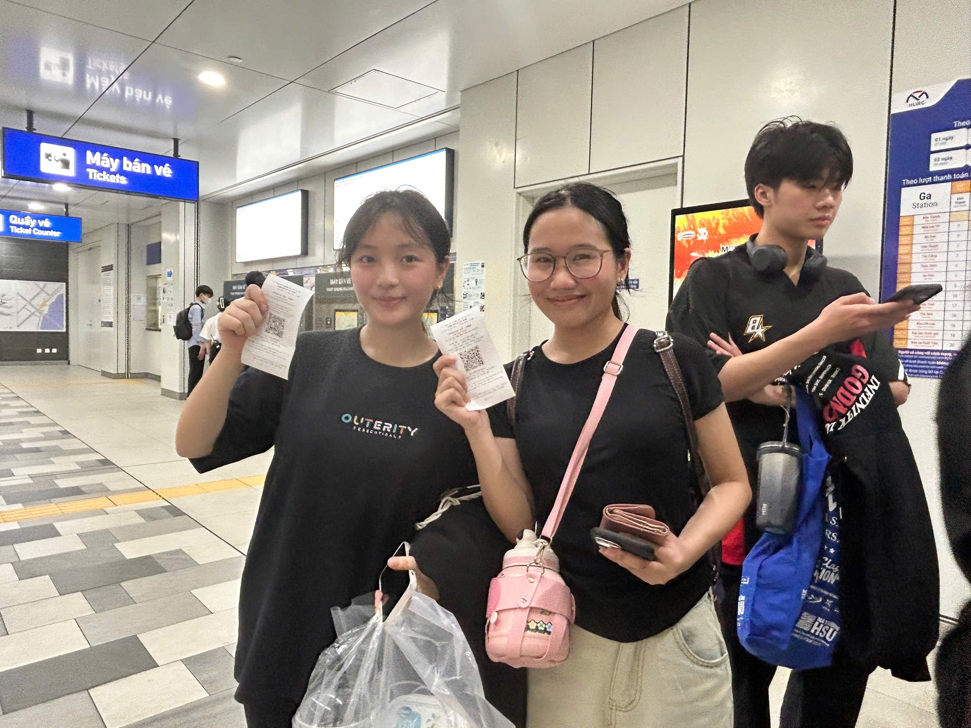 Metro ngưng bán vé giấy: Người hào hứng vì không còn chờ lâu như trước- Ảnh 9.