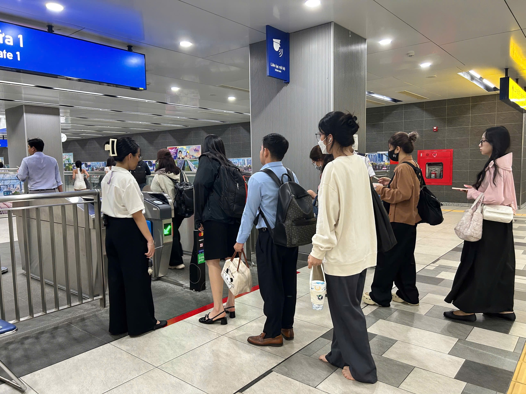 Metro ngưng bán vé giấy: Người hào hứng vì không còn chờ lâu như trước- Ảnh 3.