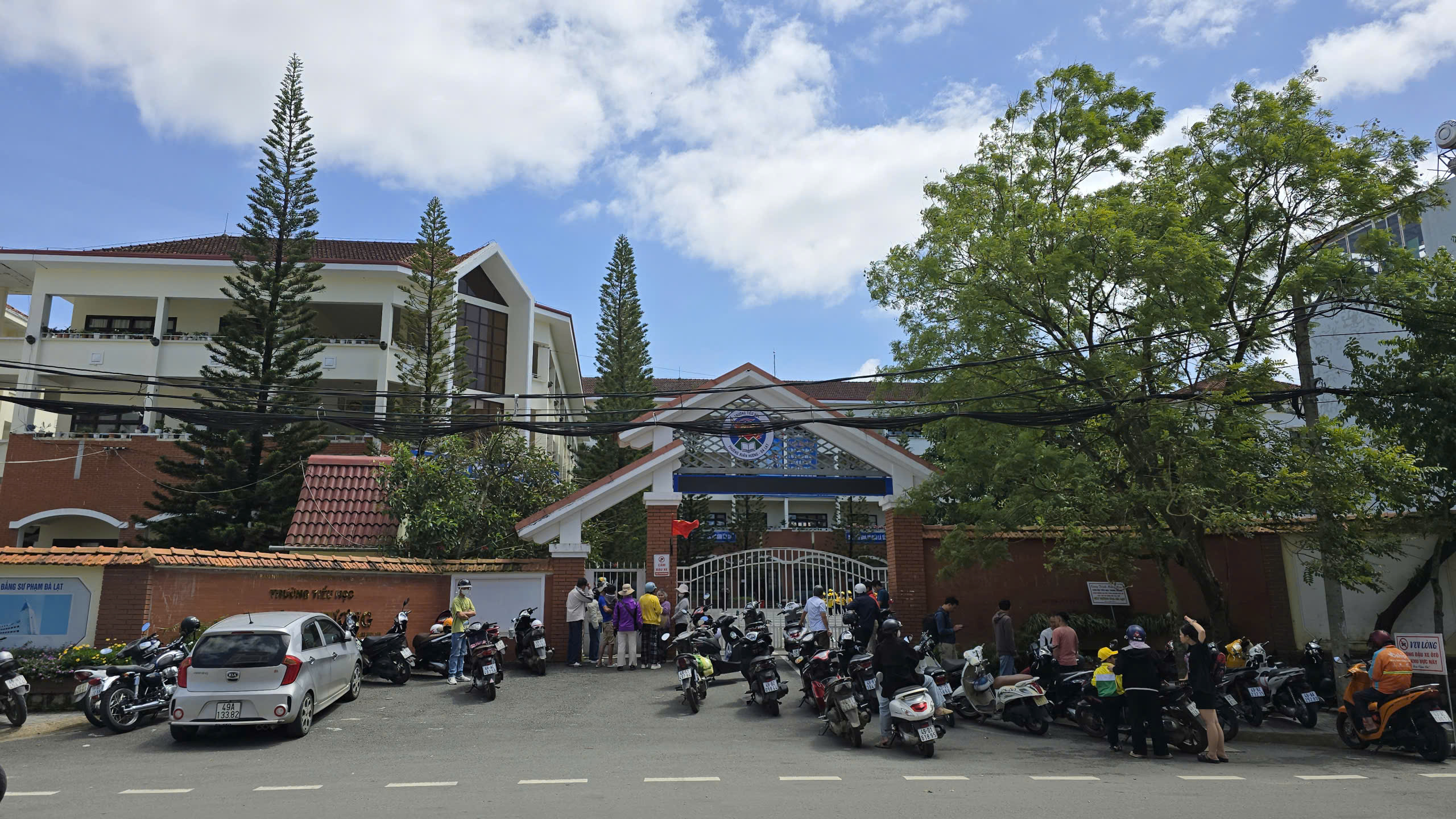 Nhiều phụ huynh Trường tiểu học Trưng Vương lo lắng về bếp bán trú thực phẩm bẩn - Ảnh 1.