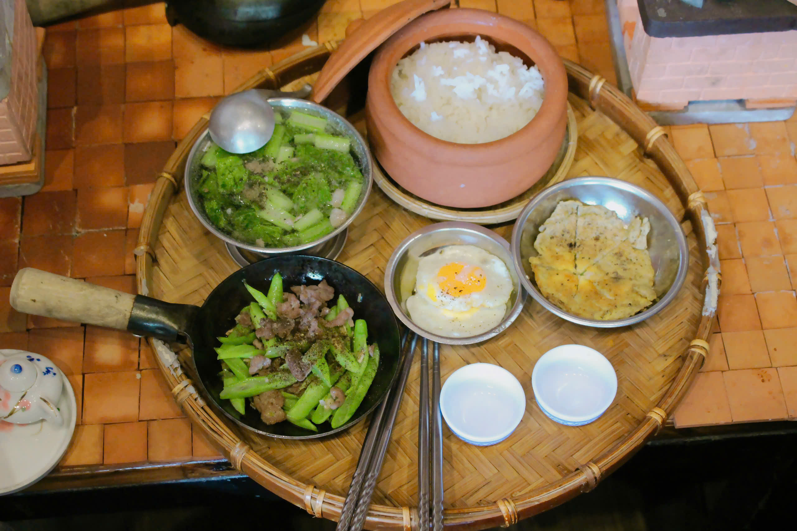 Kedai kopi unik yang menggabungkan masakan mini di jantung Kota Ho Chi Minh - Foto 1. Đi cà phê, nấu bữa ăn tí hon như... chơi đồ hàng: Trải nghiệm thú vị ở TP.HCM - Ảnh 1.