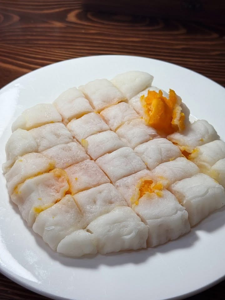 Bánh dẻo trứng muối gây 'sốt': Dân mạng gọi 'bánh dẻo thị phi', giá không hề rẻ - Ảnh 2.