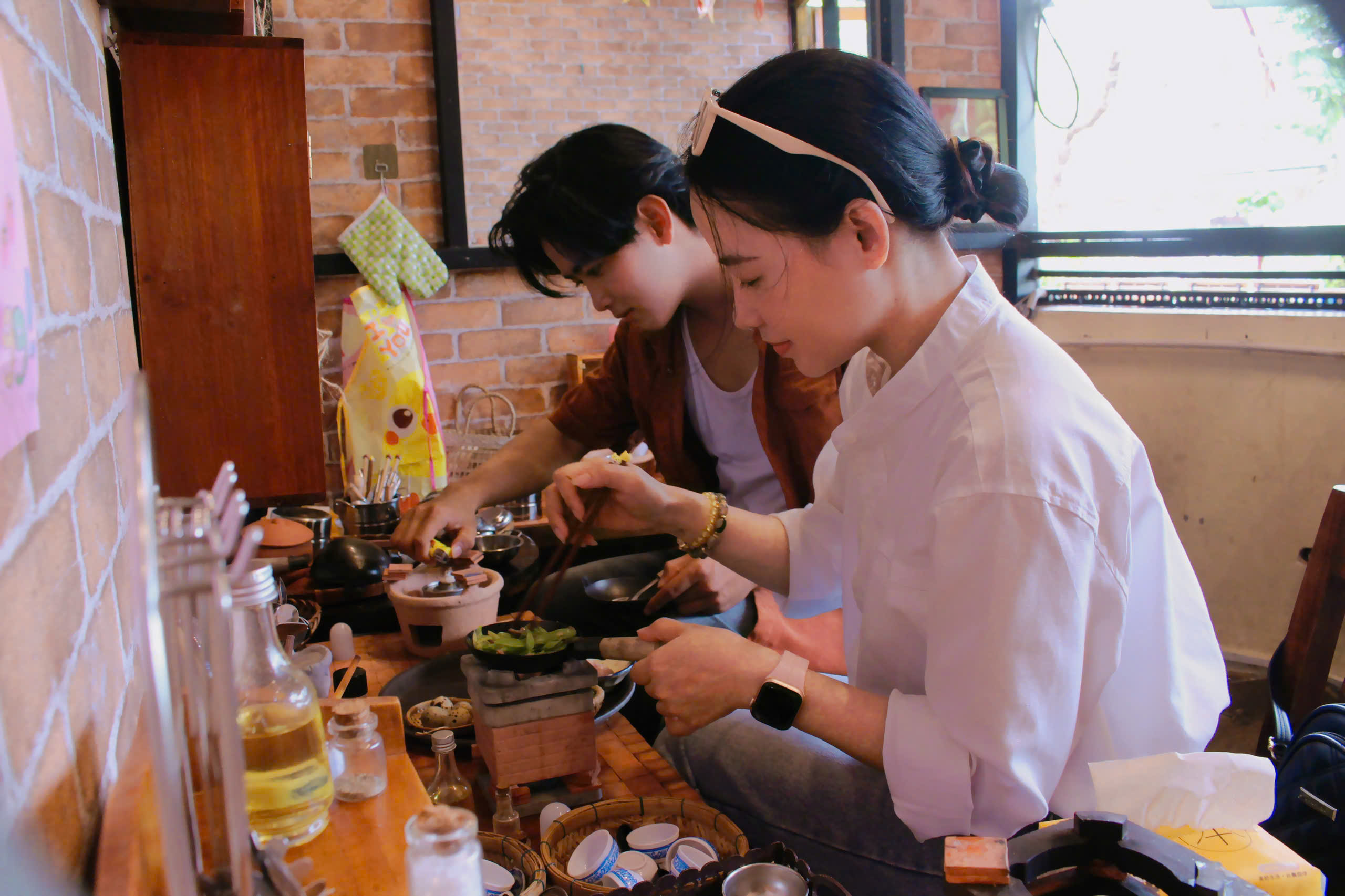 Kedai kopi unik yang menggabungkan masakan mini di jantung Kota Ho Chi Minh - Foto 2. Đi cà phê, nấu bữa ăn tí hon như... chơi đồ hàng: Trải nghiệm thú vị ở TP.HCM - Ảnh 2.