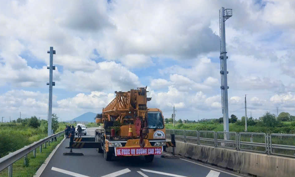 Luân phiên đóng cao tốc Vĩnh Hảo - Phan Thiết để lắp giá đỡ camera- Ảnh 1. Luân phiên đóng cao tốc Vĩnh Hảo - Phan Thiết để lắp giá đỡ camera- Ảnh 1.