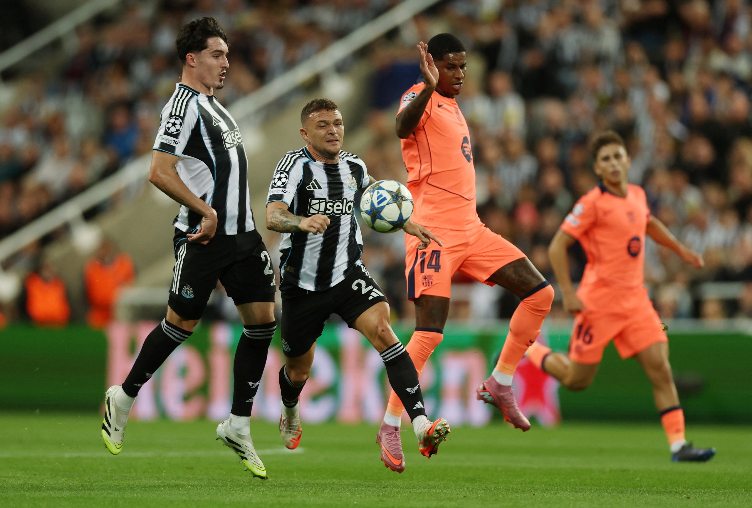 A Yamalt helyettesítő „mellékszereplő” tett valamit, ami izgalomba hozta Hansi Flick edzőt, a Barca szoros győzelemmel győzött a Newcastle ellen - 2. kép ‘Kép phụ’ thay Yamal làm điều khiến HLV Hansi Flick phấn khích, Barca thắng hú vía Newcastle- Ảnh 2.