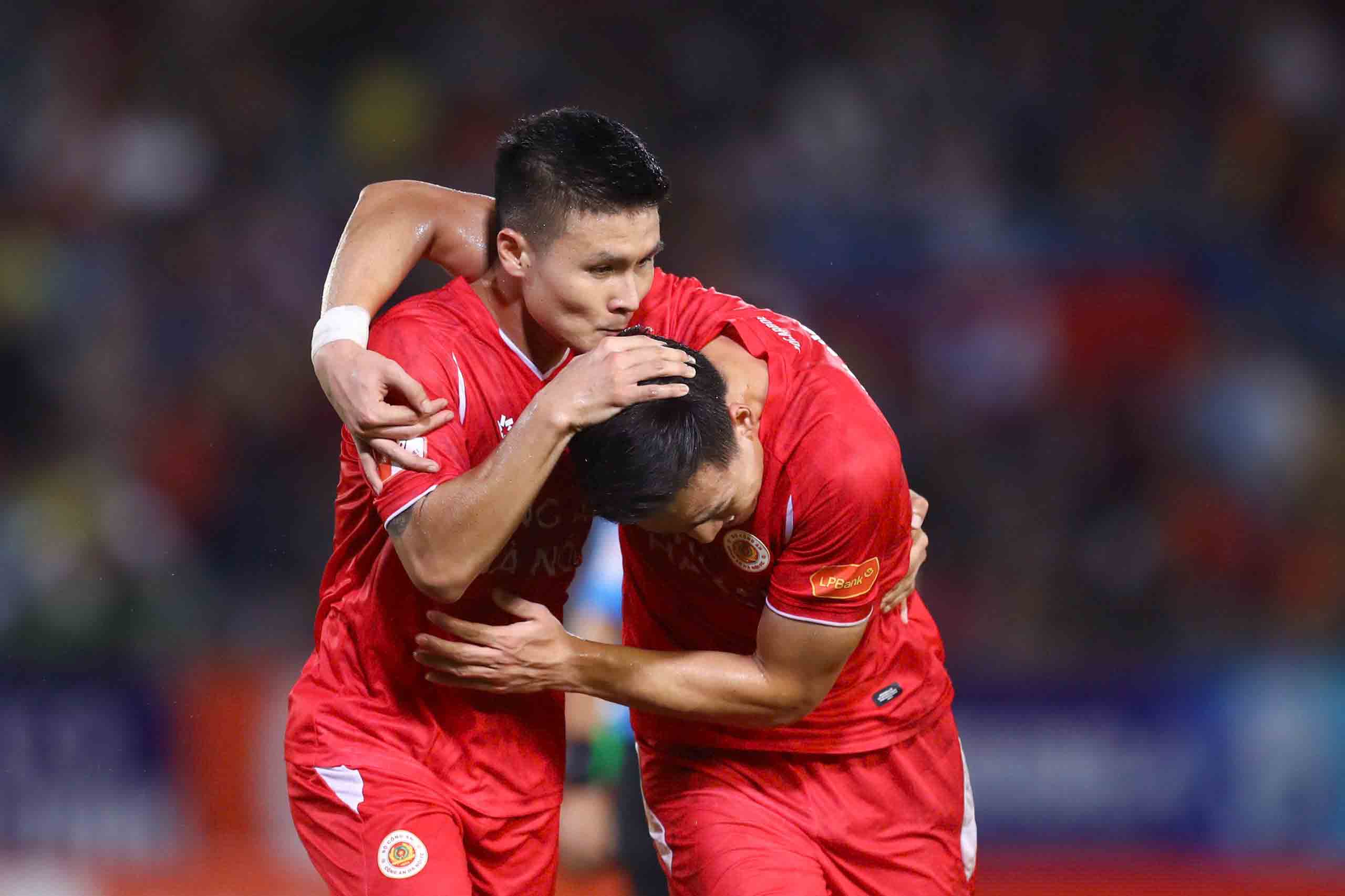 إن سباق بطولة الدوري الفيتنامي مثير للغاية، ومن الصعب للغاية التنبؤ بالفريق الذي سيتوج باللقب! - الصورة 2. Cuộc đua vô địch V-League vô cùng hấp dẫn, cực khó đoán đội nào đăng quang!- Ảnh 2.