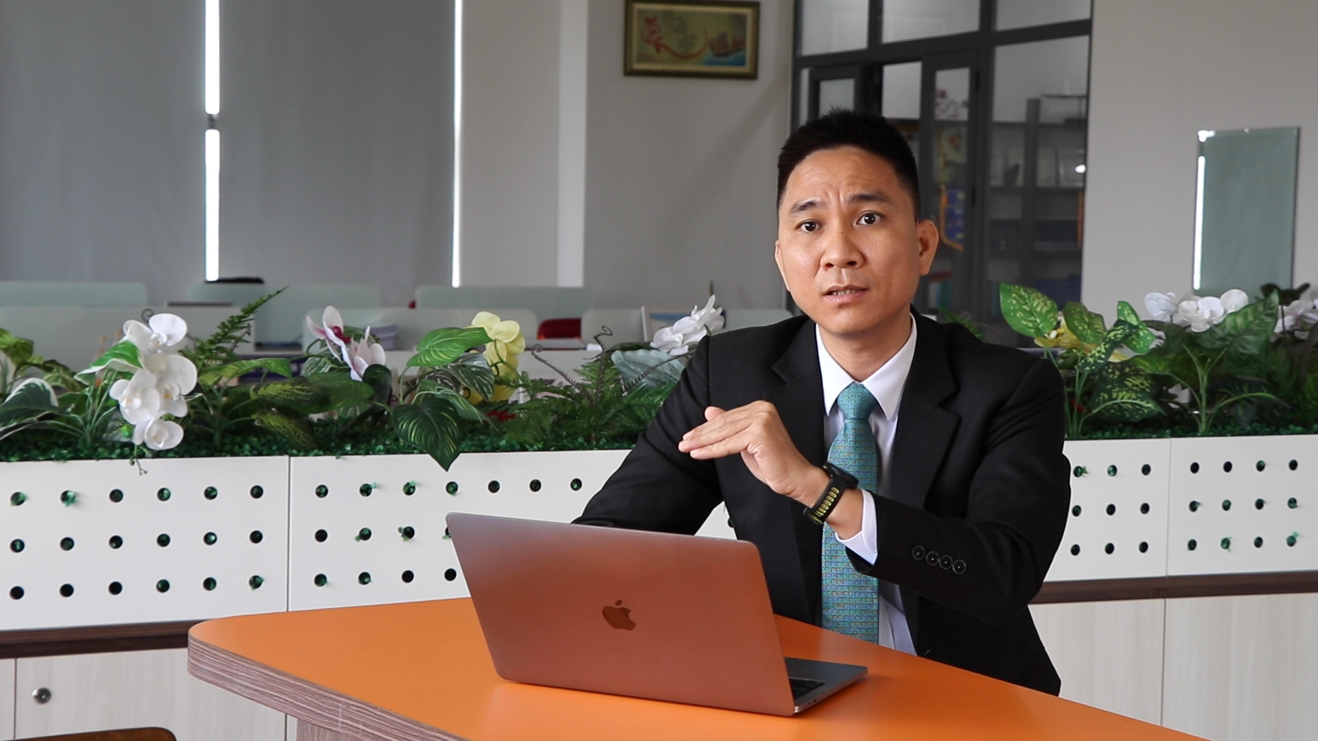 Trường Đại học Kinh tế - Luật lên tiếng vụ sinh viên tố bị đại lý bảo hiểm giả chữ ký- Ảnh 2. Trường Đại học Kinh tế - Luật lên tiếng vụ sinh viên tố bị đại lý bảo hiểm giả chữ ký- Ảnh 2.