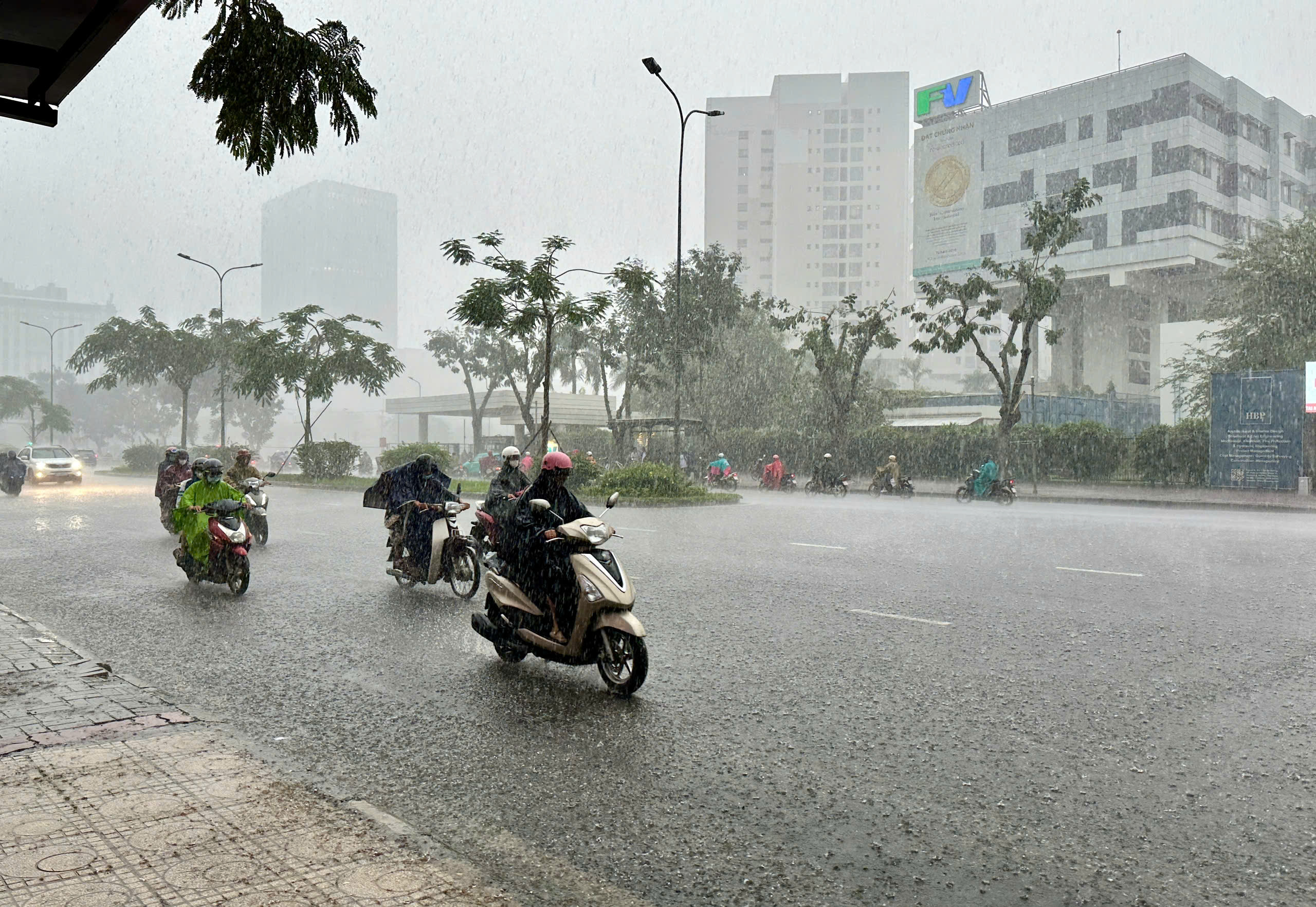 Ảnh hưởng bão số 8, TP.HCM mưa lớn như trút nước- Ảnh 3.